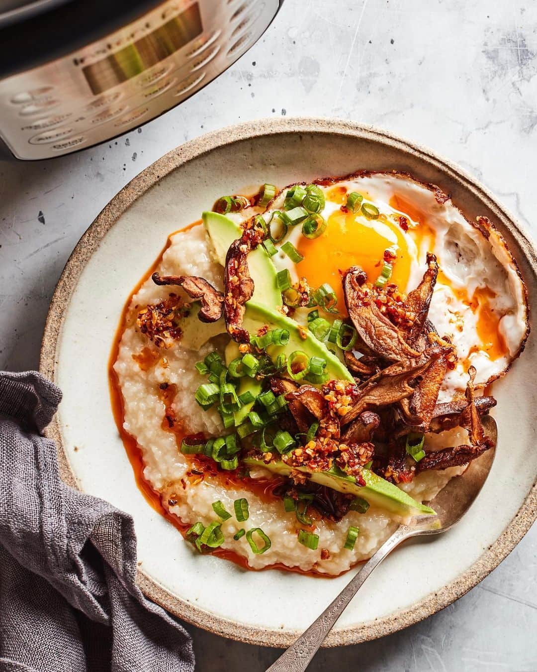 Gaby Dalkinのインスタグラム：「After YEARS of listening to my best friend rave about congee after his trip to Singapore - I finally made it!! Congee is basically a savory thick rice porridge that’s served for breakfast that you can jazz up with any number of toppings and thanks to my @instantpotofficial Duo Crisp + Air Fryer it comes together in NO TIME FLAT! (Ok like 20ish minutes but still - pretty quick!) Serve it up with some air-fried mushrooms and other toppings of your choice and you’re in business!! And yes, you can pressure cook and air fry in the SAME MACHINE as it has 11 functions wrapped into one! It’s been a godsend through our home renovation, and I am here for it!! The Duo Crisp + Air Fryer is available and is on sale at Amazon now – so go get one! Congee recipe below! #InstantPotPartner   For the Congee: 1/2 cup basmati rice  4 cups chicken stock  Kosher salt to taste  2 large eggs, fried  1 avocado, peeled and sliced 4 scallions, thinly sliced Chile oil, for serving 1 cup air fried mushrooms   For the Air Fried Mushrooms: 10-12 shiitake mushrooms, thinly sliced  1 tablespoon olive oil   Combine the rice, stock and salt in the inner pot of the Instant Pot. Pressure cook on high pressure for 15 minutes, then let the pressure release naturally for 10 minutes before removing the lid and transferring equal amounts of the rice mixture into 2 bowls. Top each bowl with a fried egg, sliced avocado, scallions and air fried mushrooms. Drizzle with the chile oil and sprinkle with salt and serve immediately.   To make the Air Fried Mushrooms: Place the sliced mushrooms in the air fryer basket of the Instant Pot with 1 tablespoon of olive oil. Turn the Instant Pot to air fry and fry for 10 minutes at 400 degrees, stirring once through the process. Season with salt before serving.」