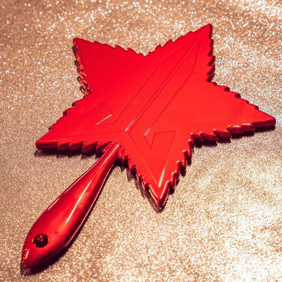Jeffree Star Cosmeticsさんのインスタグラム写真 - (Jeffree Star CosmeticsInstagram)「Our Red Chrome Leaf Hand Mirror is the perfect gift for any JSC lover this holiday season🌟 What’s on your wishlist?   #jeffreestarcosmetics」12月3日 1時07分 - jeffreestarcosmetics