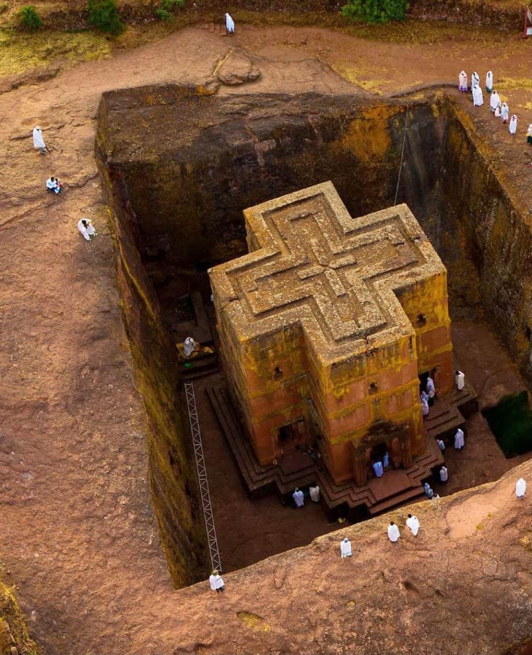Earth Picsさんのインスタグラム写真 - (Earth PicsInstagram)「The Church of Saint George (Bet Giyorgis), one of eleven rock-hewn monolithic churches in Lalibela, Ethiopia 🇪🇹 by @geosteinmetz」12月3日 1時00分 - earthpix