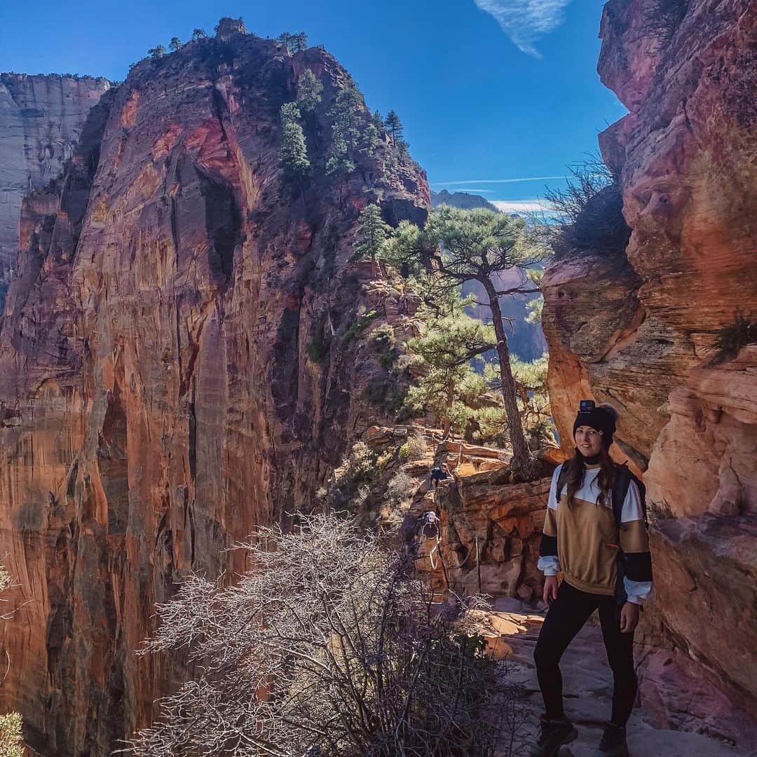 エマ（テニール・ダッシュウッド）さんのインスタグラム写真 - (エマ（テニール・ダッシュウッド）Instagram)「Angels Landing - Zion, Utah! ✌🏼   I’ve had a lot of time for reflection on these long hikes… My mind keeps coming back to this thought. Never in my wildest dreams would I have imagined accomplishing the things that I have so far in my life. I think for once I needed to recognize and acknowledge that for myself. Maybe we all need to acknowledge how far we’ve come!  Keep pushing… You just never know what’s around the corner and what you’re capable of!  Thank you @cliffroselodge for hosting me on this portion of the trip! The hotel is stunning and has recently become part of the Curio collection by @curiocollection! I highly recommend it for your Zion travel! Right on the lake with deer walking through the grounds and the most beautiful surroundings! I don’t want to leave here!! ❤️」12月3日 1時03分 - realtenilledashwood