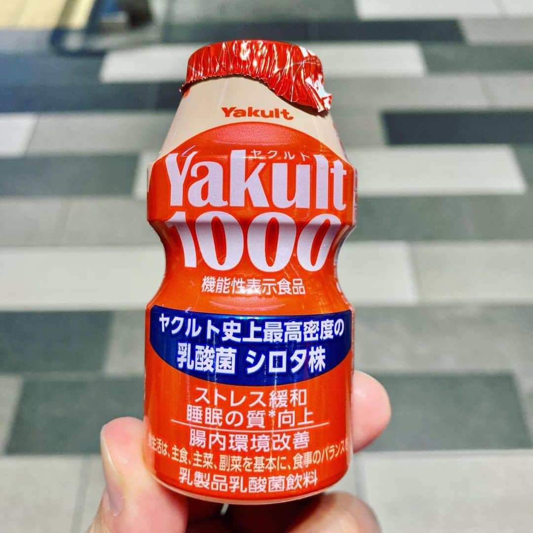 澤田修のインスタグラム：「遅ればせながら【ヤクルト1000】を体感しました。飲みごたえ抜群。 ストレスの緩和、睡眠の質の向上ということで今夜は爆睡確定です🔥  #ヤクルト1000」