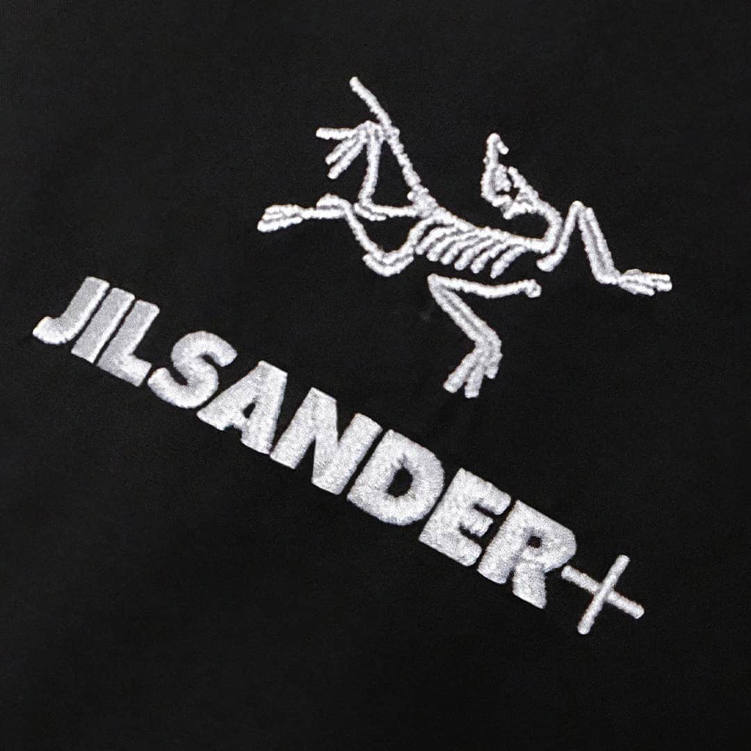 HYPEBEASTさんのインスタグラム写真 - (HYPEBEASTInstagram)「@hypebeaststyle: @jilsander is joining forces with @arcteryx for a sportswear-inspired Fall/Winter 2021 capsule. Slated to land October 2021, creative directors Lucie and Luke Meier tapped the outerwear aficionados for a collaborative release that’s set to comprise both menswear and womenswear, and include garments and accessories for skiing, snowboarding, and other mountain sports. Expect more details soon.⁠ Photo: Jil Sander」12月3日 1時15分 - hypebeast