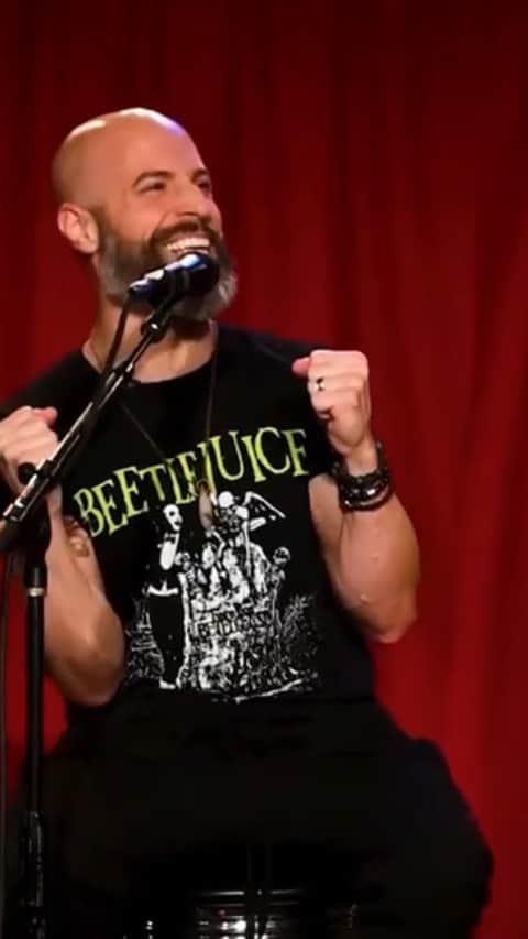 クリス・ドートリーのインスタグラム：「#Repost @daughtry with @make_repost ・・・ It happens to the best of us... We love you @brian_craddock !! 🤗❤️ #goodsport #goodtimes⠀ ⠀ “Gotta show a little backbone” How apropos is that!? 😂 👊⠀ ⠀ #funny #daughtry #livemusic @chrisdaughtry @itsjoshpaul @brandonmaclin @elviofernandes @jesteely @webn @freestorefb」