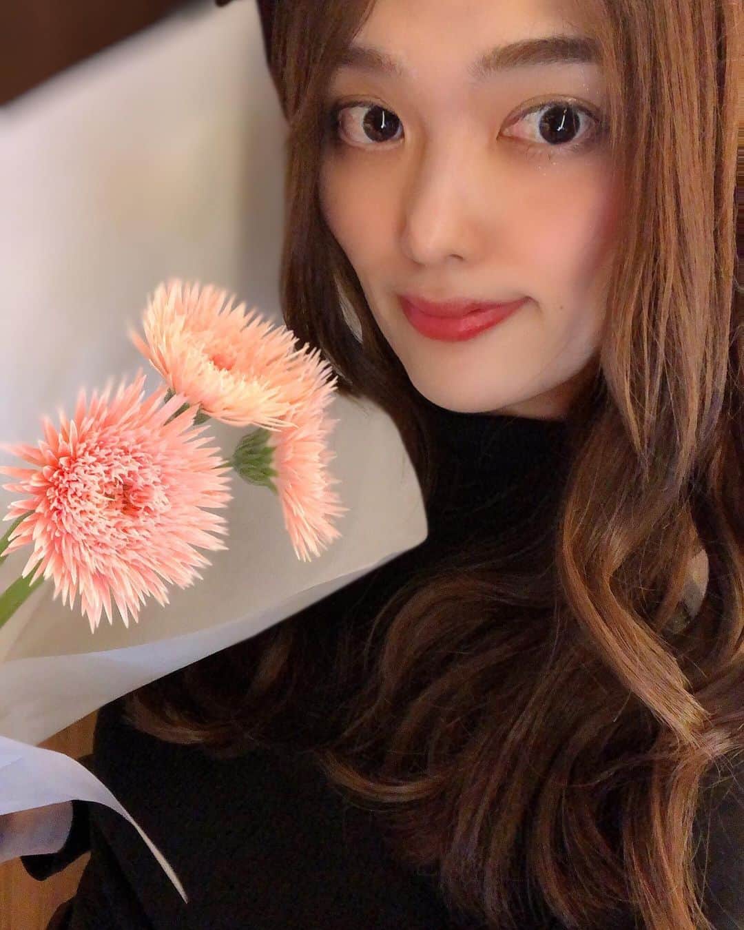 天玲美音さんのインスタグラム写真 - (天玲美音Instagram)「LOVE&SMILE☺︎ present...  for you♡  #happy #love #smile #flower #photo #癒しのお花photo #pink #gerbera #japan #shizuoka #farm #instaflower  #instaflowers  #元気 #癒し #笑顔 #幸せ #大切なあの人に花を贈って笑顔の花幸せの花咲かせてみませんか  by #天玲美音 #静岡県花の都  #model #MionTenrei🌹」12月3日 1時13分 - miontenrei