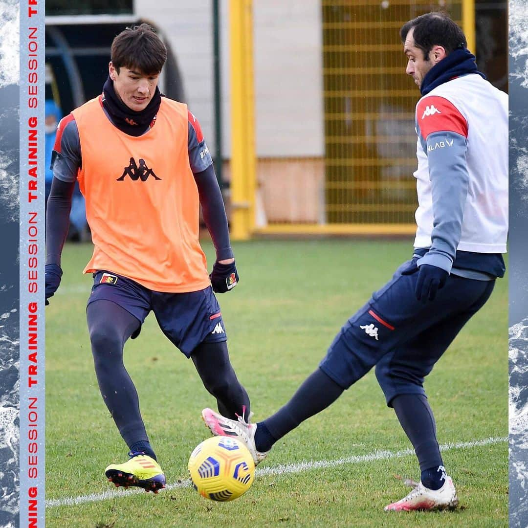 ジェノアCFCさんのインスタグラム写真 - (ジェノアCFCInstagram)「⚽️ Squadra in campo.  🔴🔵 #FiorentinaGenoa」12月3日 1時13分 - genoacfc