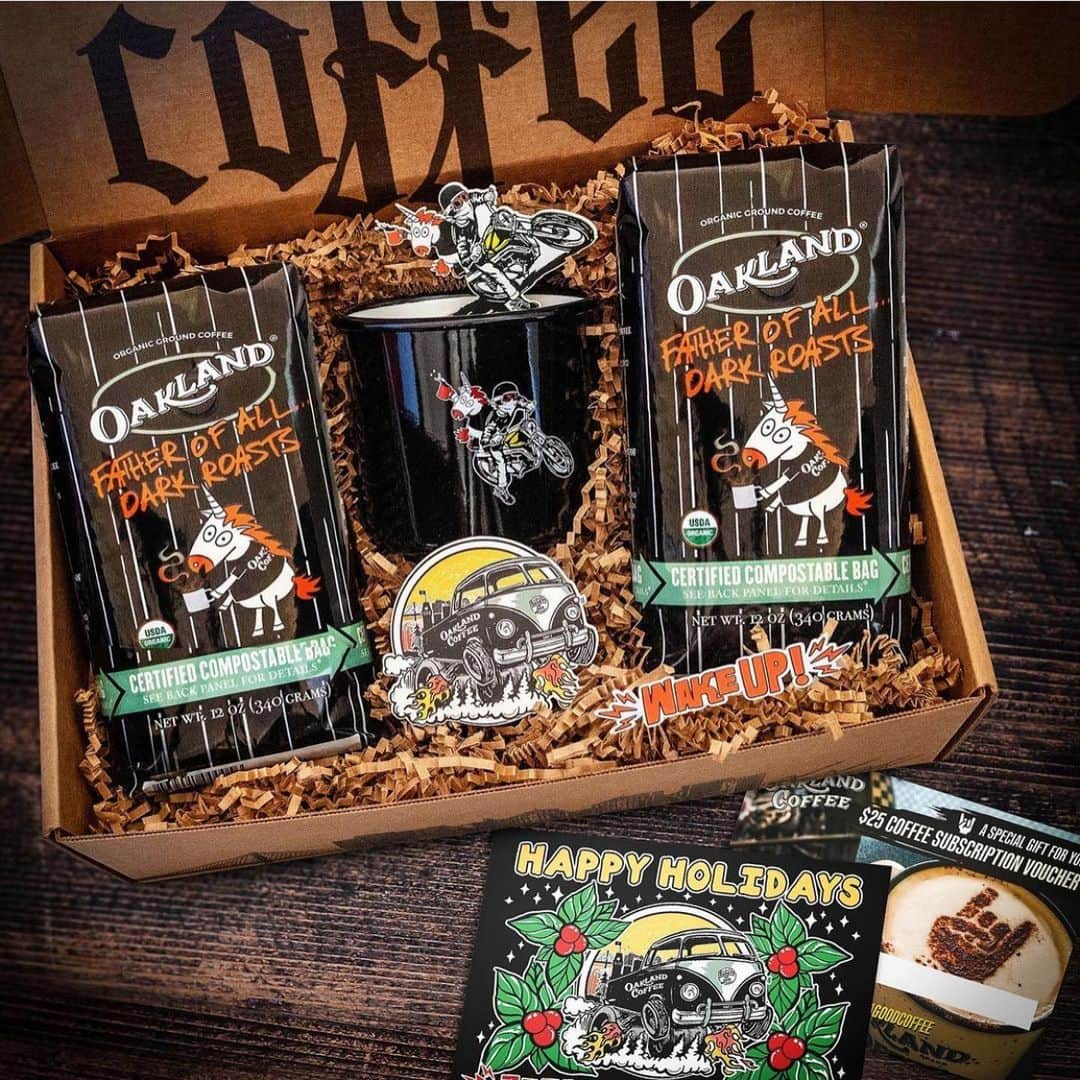 マイク・ダーントさんのインスタグラム写真 - (マイク・ダーントInstagram)「Yo Santa,  this is what me and all my Homies want! @oaklandcoffee Oakland  gift boxes are ready! 🤘🏽☕️ 🎁   #santasgotabrandnewbag  #organic #compostablepackaging  #fairlytraded  #Damngoodcoffee」12月3日 1時14分 - mikedirnt