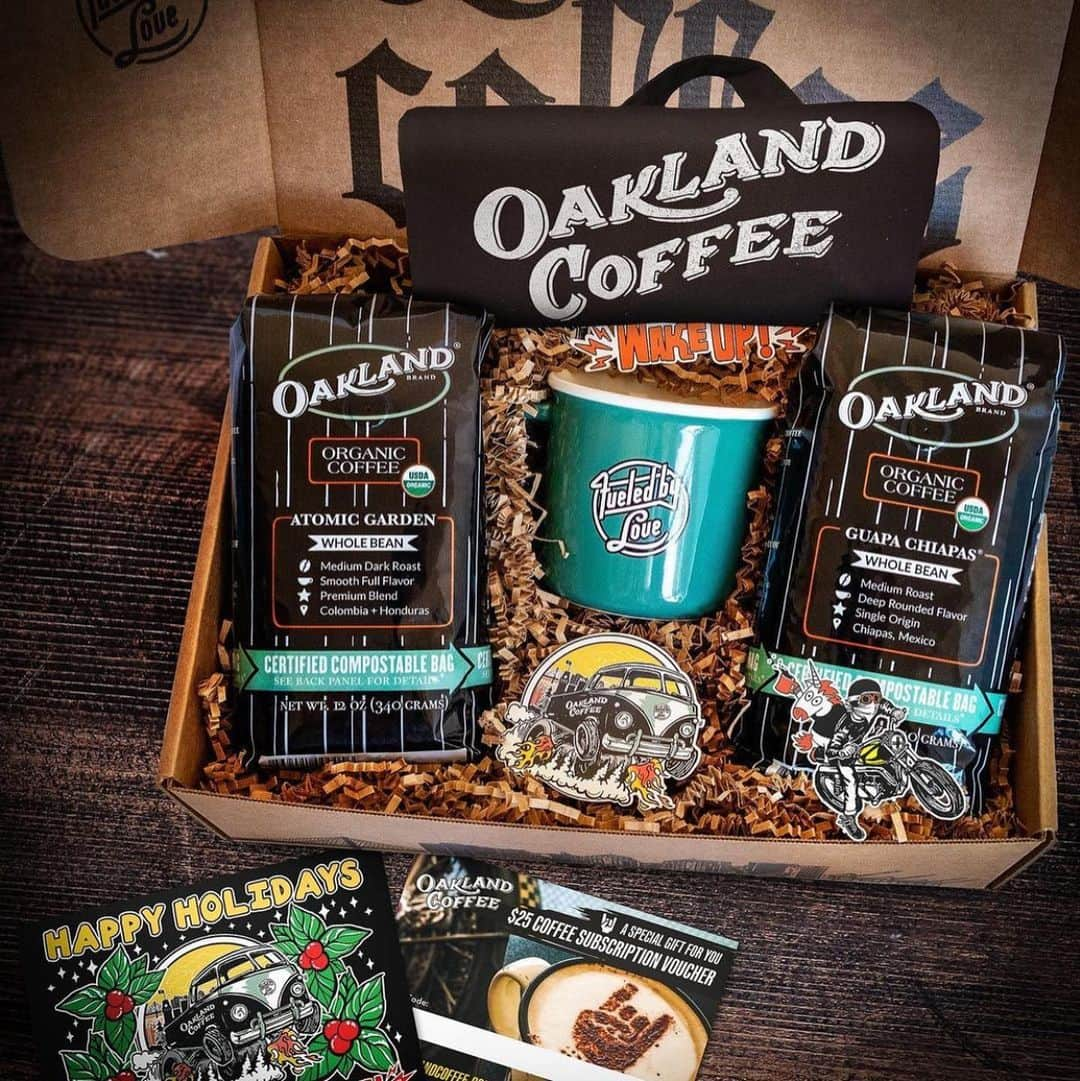 マイク・ダーントさんのインスタグラム写真 - (マイク・ダーントInstagram)「Yo Santa,  this is what me and all my Homies want! @oaklandcoffee Oakland  gift boxes are ready! 🤘🏽☕️ 🎁   #santasgotabrandnewbag  #organic #compostablepackaging  #fairlytraded  #Damngoodcoffee」12月3日 1時14分 - mikedirnt