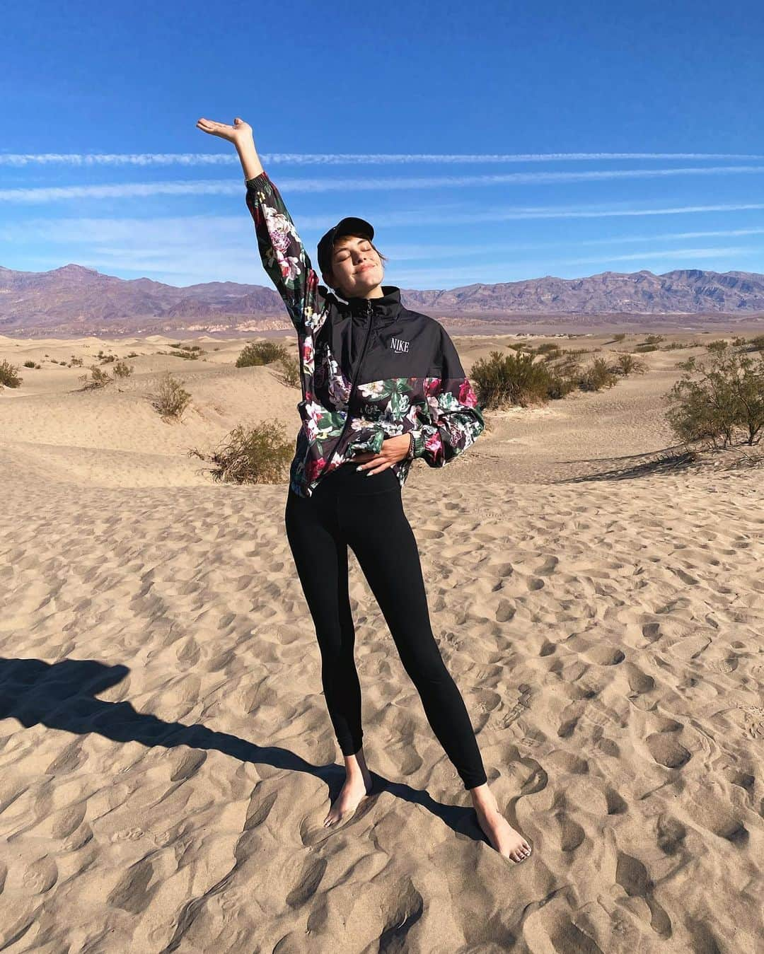 Ashley Smithさんのインスタグラム写真 - (Ashley SmithInstagram)「Adventure time 🤘🏻  Took a little adventure to Death Valley and Zion National park ⛰   I took these Nike One Luxe leggings up the side of a mountain, rolled down death valley’s sand dunes, sweated my ass off, survived a 10 hour drive, and covered them in snacks. They survived all the adventure tests. Hands down my all time favorite legging. A must have for every adventurer.” @nikewomen #nikewomen #teamnike」12月3日 1時17分 - therealashsmith