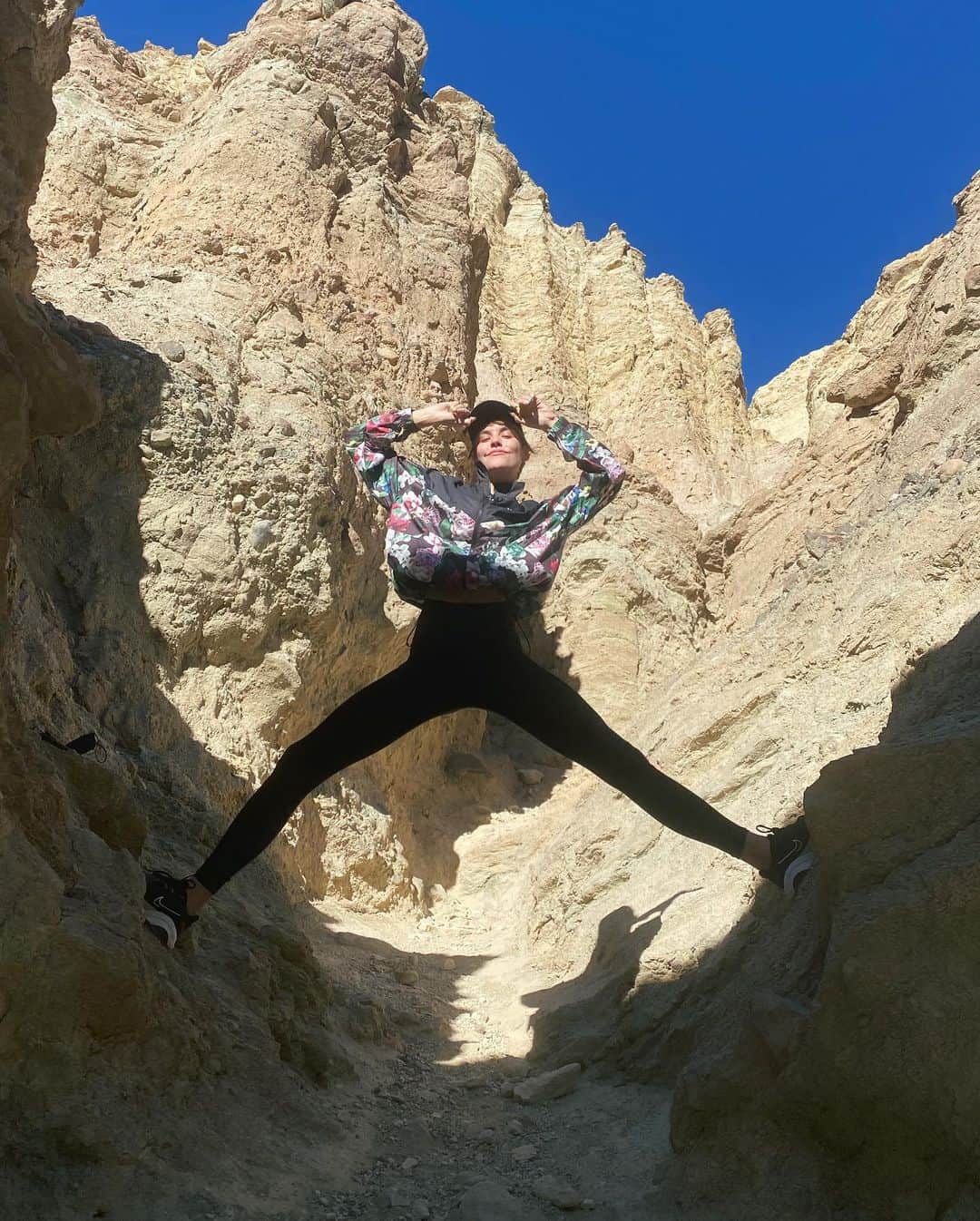 Ashley Smithさんのインスタグラム写真 - (Ashley SmithInstagram)「Adventure time 🤘🏻  Took a little adventure to Death Valley and Zion National park ⛰   I took these Nike One Luxe leggings up the side of a mountain, rolled down death valley’s sand dunes, sweated my ass off, survived a 10 hour drive, and covered them in snacks. They survived all the adventure tests. Hands down my all time favorite legging. A must have for every adventurer.” @nikewomen #nikewomen #teamnike」12月3日 1時17分 - therealashsmith