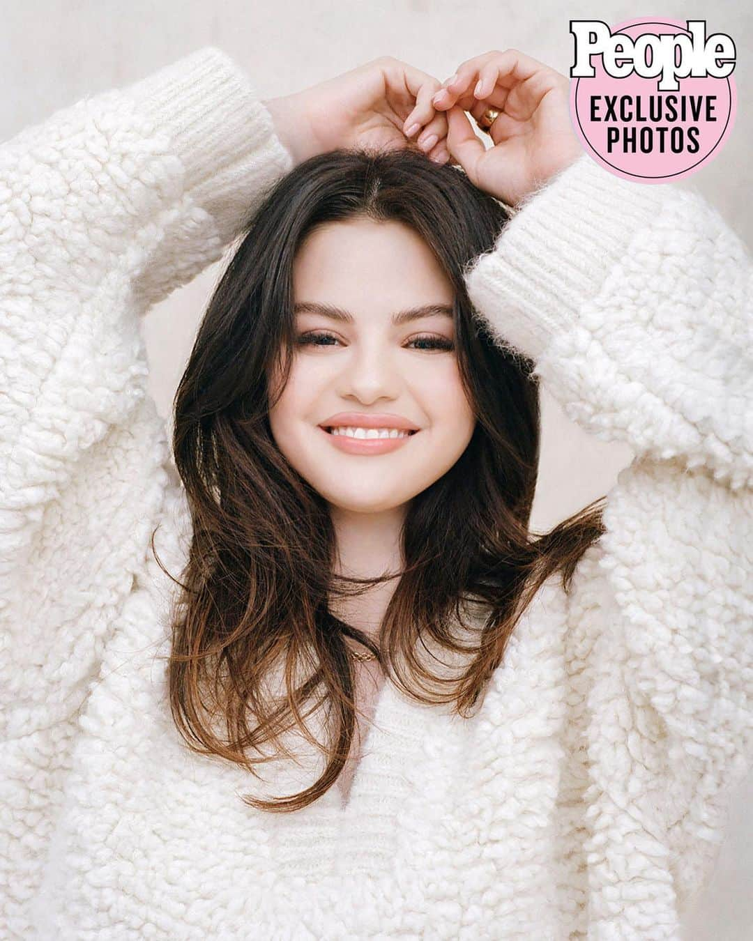 Hung Vanngoさんのインスタグラム写真 - (Hung VanngoInstagram)「@selenagomez x @people 🤍⭐️⚡️💫✨🌟. Photographer @bradogbonna  Stylist: @kateyoung Nails: @pattieyankee  Hair: @hairbyorlandopita Makeup: @hungvanngo Wearing: @RareBeauty」12月3日 1時18分 - hungvanngo