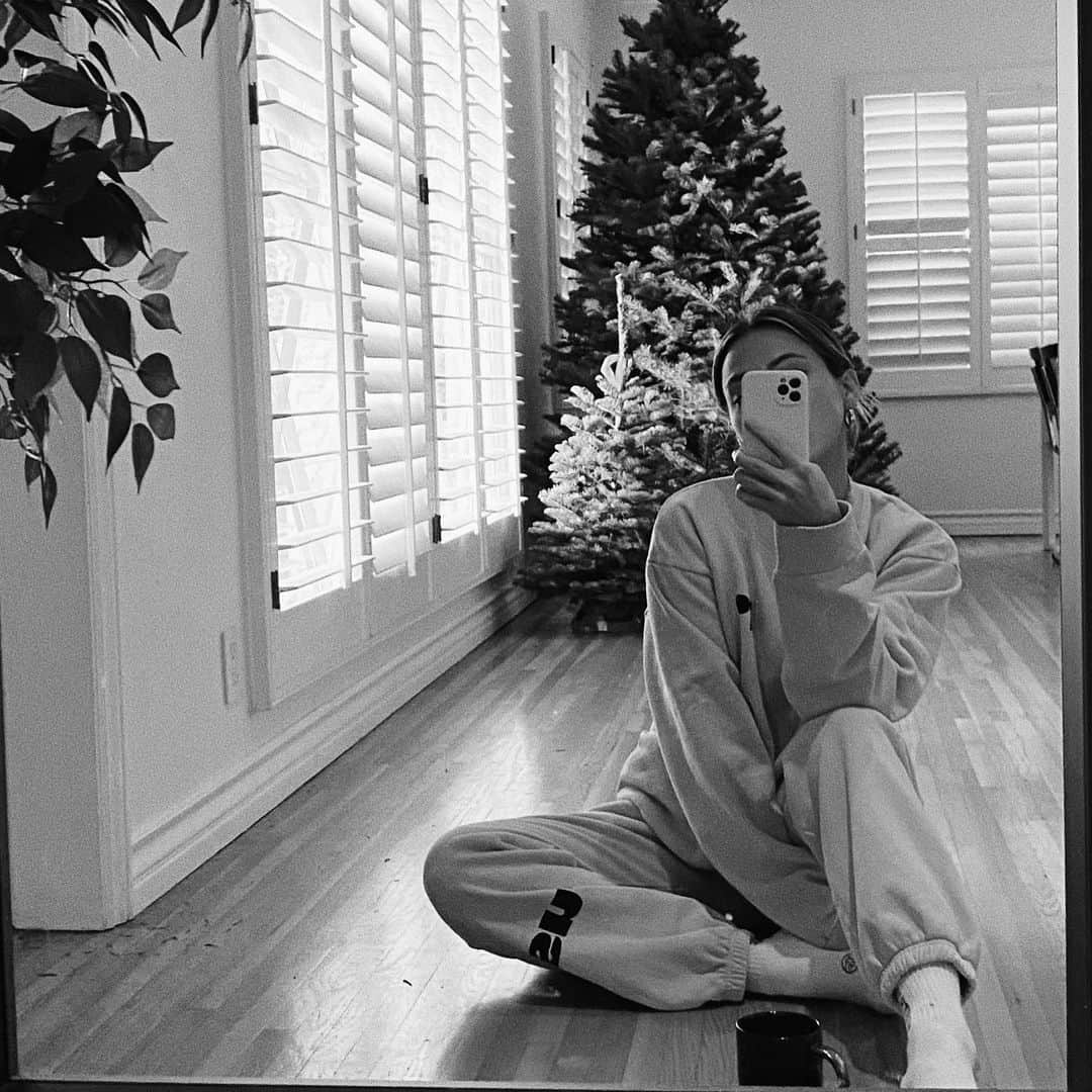 Camden Scottのインスタグラム：「What’s the best Christmas movie? Wrong answers only.」