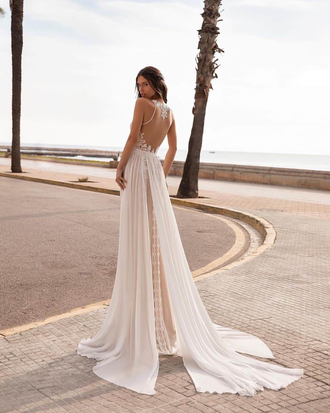 Pronoviasさんのインスタグラム写真 - (PronoviasInstagram)「Layers of chiffon and lace create a mystical look for fashion-forward goddesses. Make an appointment and try on the Granville dress from the Hollywood Glamour Cruise Collection.  #Pronovias」12月3日 1時21分 - pronovias