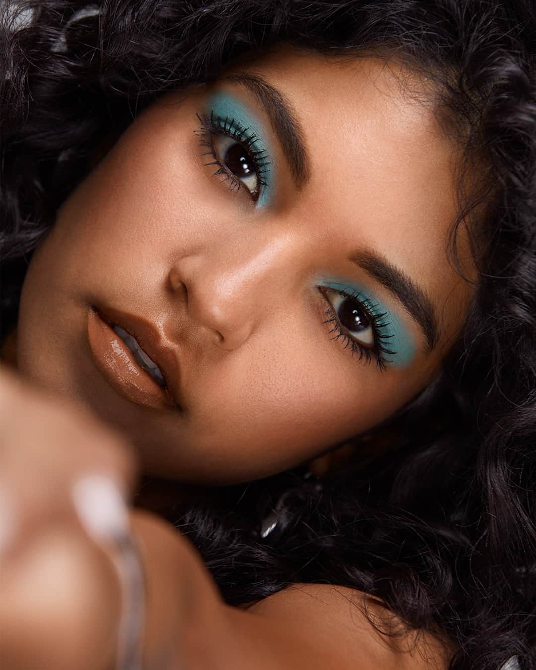 Smashboxのインスタグラム：「Say this 5 times fast: Simple statement eyes in seconds ✨🦋⠀⠀⠀⠀⠀⠀⠀⠀⠀ ALWAYS ON CREAM SHADOW - TOMORROW on smashbox.com⠀⠀⠀⠀⠀⠀⠀⠀⠀ ⠀⠀⠀⠀⠀⠀⠀⠀⠀ Featuring Always on Cream Shadow in Cerulean」