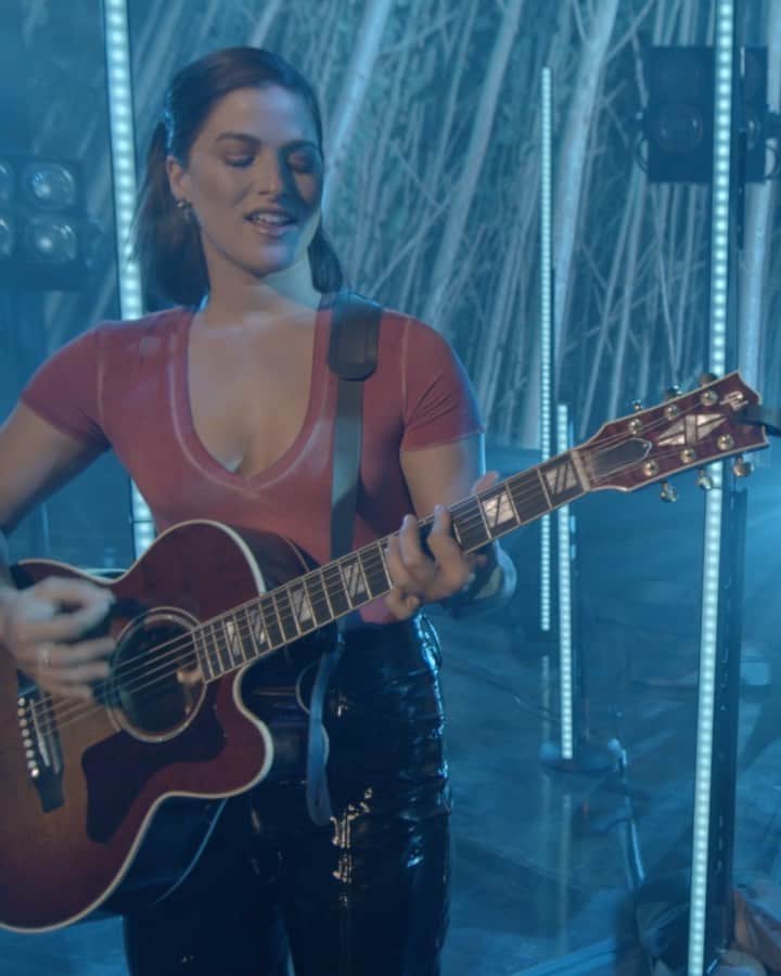 キャサディー・ポープのインスタグラム：「"Heart breaker… Thought we were fallin' in love But real love don't take your soul 💔" The official video for Sand Paper is out now! Check it out through the link in my story.」
