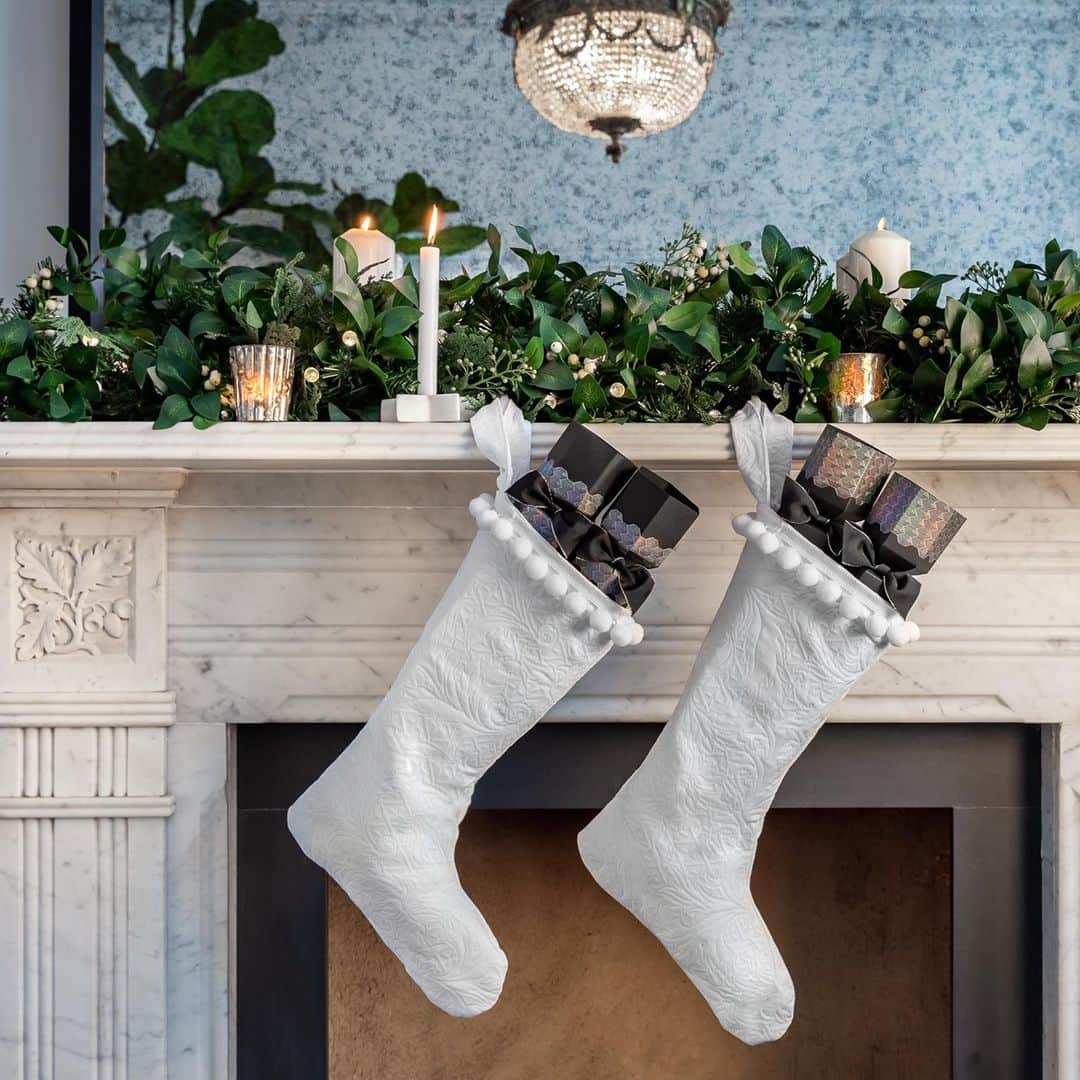 モルトンブラウンのインスタグラム：「Don't forget about their stocking fillers. Our Christmas Crackers make a special addition to their treats.」