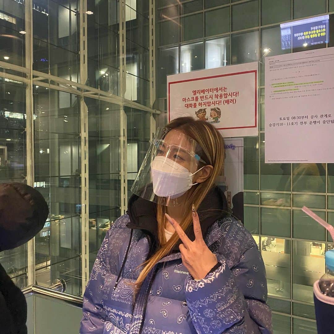 BoAのインスタグラム：「나도.. 쓸래!! 모두 건강 제일로 챙겨요!!!! Health and safety comes first 🙏 수험생 여러분! 응원합니다! 제 못난 사진 보시고 긴장 풀고 잘 다녀오세요 화이팅 ❤️」