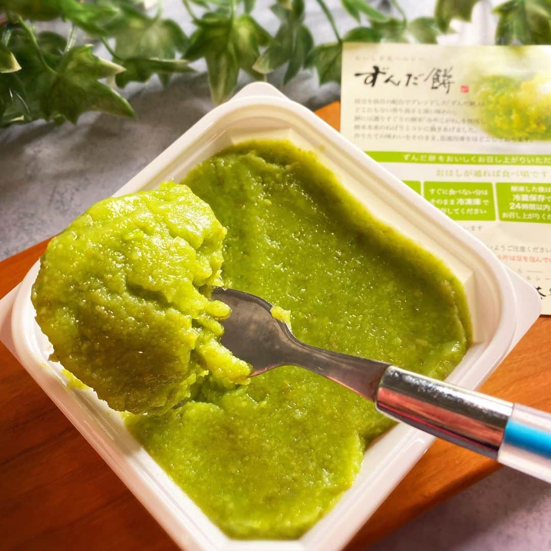 イトウジュン（タイ料理研究家）さんのインスタグラム写真 - (イトウジュン（タイ料理研究家）Instagram)「#仙台 の #お土産  この時期でもちゃーんと #ずんだ餅 あるんだー😍✨😋 #冷凍 だからめちゃ美味しい #甘さ控え目 で どんどん食べれちゃう @zundasaryo の ずんだ餅はめちゃ美味しいよー 本当に #作りたて みたいな味❣️  #ずんだ茶寮  #枝豆  #仙台グルメ  #仙台土産  #仙台スイーツ  #仙台のお土産  #出張 が多い方から #いただいた  #夜食 #糖分補給  #お餅 #餅好き #和菓子好きな人と繋がりたい  #和菓子好き  #スイーツグラム #夜中のおやつ  #夜中の飯テロ  #飯テロ #お土産グラム  #お土産  #お土産ありがとう」12月3日 1時51分 - junito.13