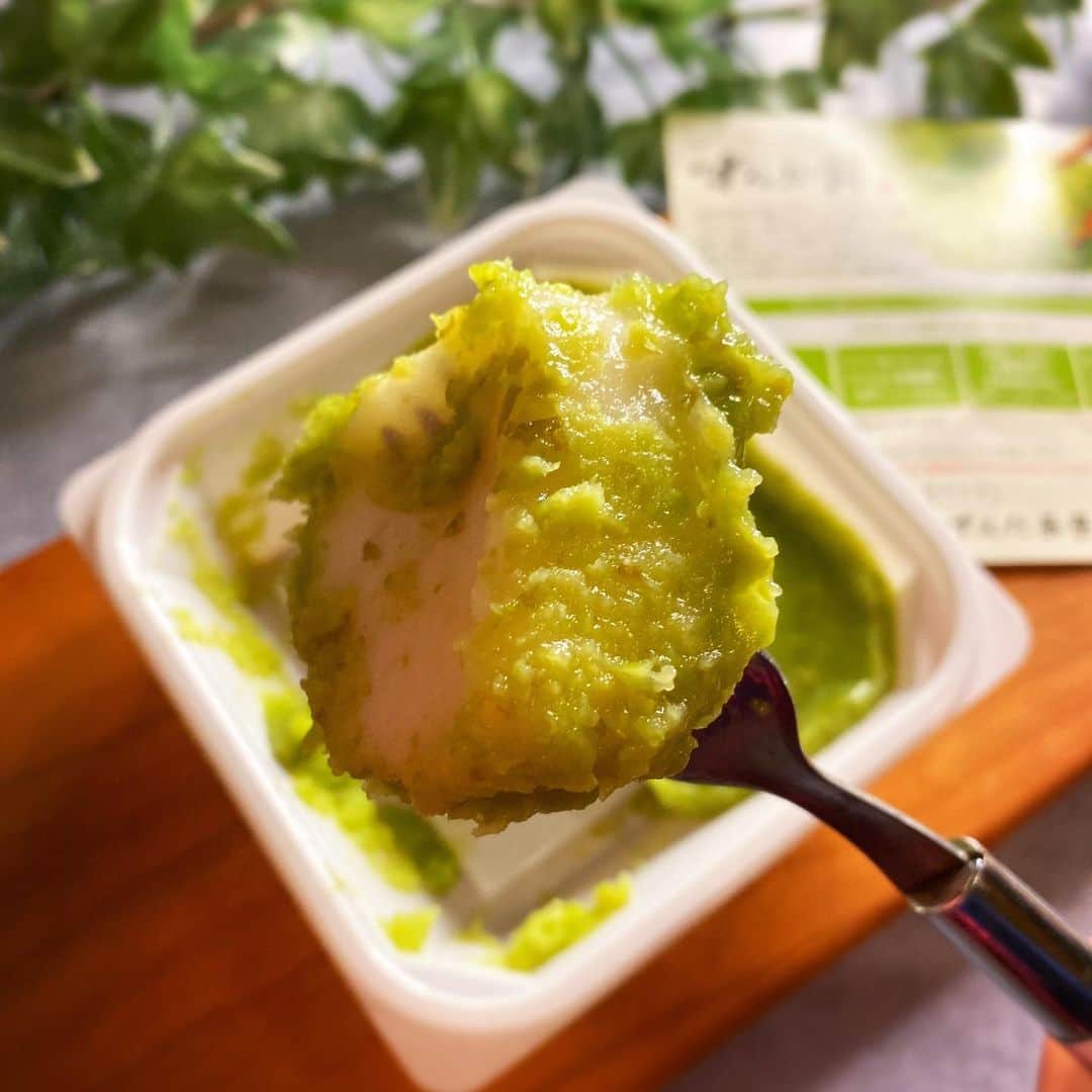 イトウジュン（タイ料理研究家）さんのインスタグラム写真 - (イトウジュン（タイ料理研究家）Instagram)「#仙台 の #お土産  この時期でもちゃーんと #ずんだ餅 あるんだー😍✨😋 #冷凍 だからめちゃ美味しい #甘さ控え目 で どんどん食べれちゃう @zundasaryo の ずんだ餅はめちゃ美味しいよー 本当に #作りたて みたいな味❣️  #ずんだ茶寮  #枝豆  #仙台グルメ  #仙台土産  #仙台スイーツ  #仙台のお土産  #出張 が多い方から #いただいた  #夜食 #糖分補給  #お餅 #餅好き #和菓子好きな人と繋がりたい  #和菓子好き  #スイーツグラム #夜中のおやつ  #夜中の飯テロ  #飯テロ #お土産グラム  #お土産  #お土産ありがとう」12月3日 1時51分 - junito.13