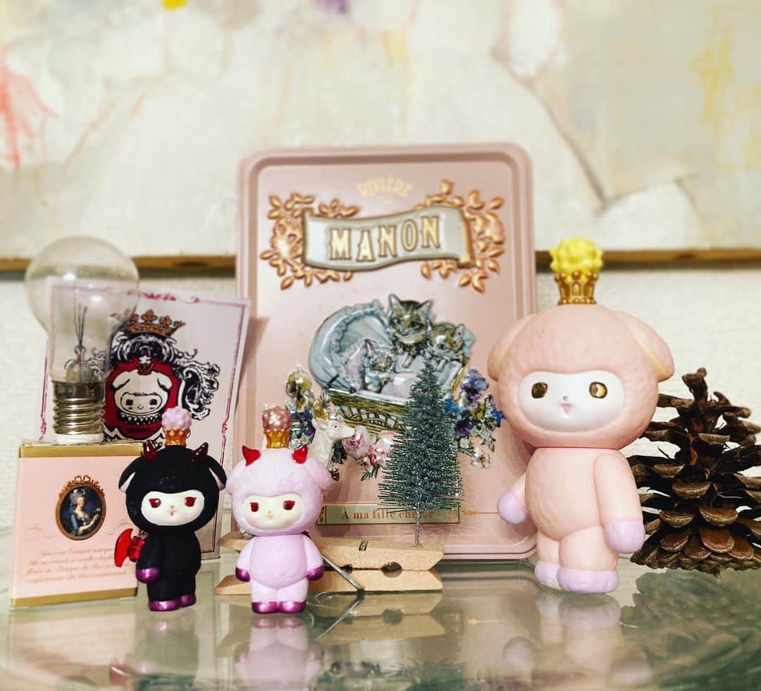 加倉井ミサイルのインスタグラム：「✨🌸🎄🌸✨ SAKURA Christmas  #今日のミミちゃん🐏 #todaysmimi🐏 #ワルミミ #warumimi #ソフビ #sofvi #vag22  #medicomtoy #絵本  #manga #cartoon #cartoons  #painting #illustration #art #artwork #artist #picturebooks #Childrensbook #childrenbook #stuffed #softtoy #softtoys #stuffedanimals #stuffedsheep  #sheep #happy」