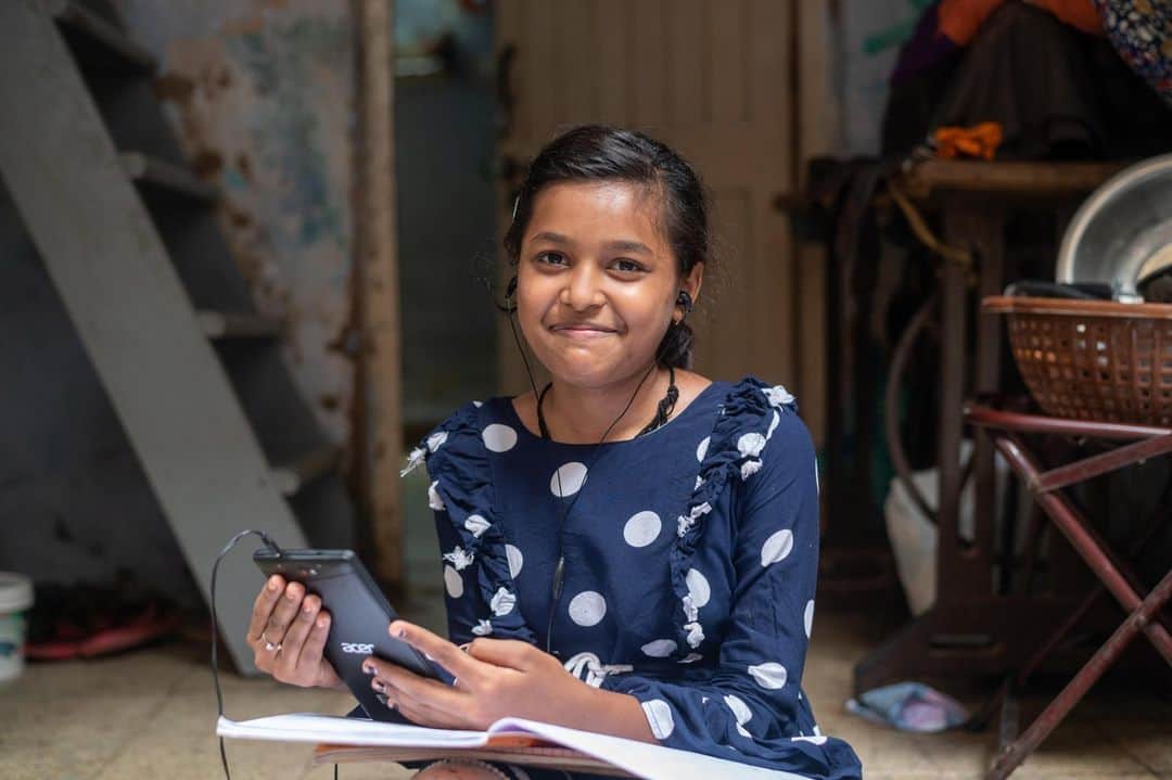 unicefさんのインスタグラム写真 - (unicefInstagram)「Shrusti attends online classes at home during COVID-19 school closures in India.⁣ ⁣ Yet for many students around the world who don’t have internet access, a computer, TV or radio at home, online learning simply isn’t an option. As the world faces a learning crisis, digital learning should be an essential service.⁣ ⁣ Through the Reimagine Education initiative, UNICEF aims to reach 500 million children and young people with digital learning by connecting them to the internet in 2021.  © UNICEF/UNI355755/Panjwani」12月3日 1時45分 - unicef