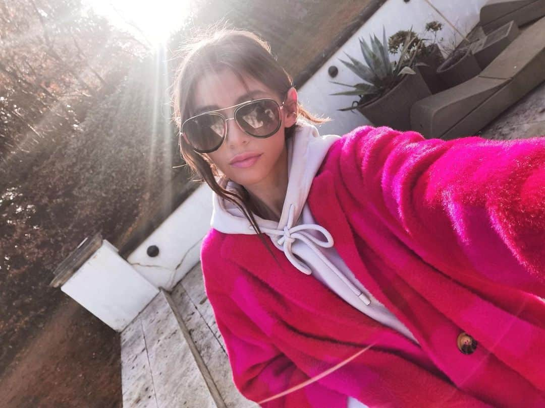 エレノア・カルダーのインスタグラム：「This is my it’s December and it’s almost Christmas coat! ❤️💗@essentielantwerp ... but seriously, how is it almost the end of the year already??? I’m going into full Christmas mode as of today!🌟」