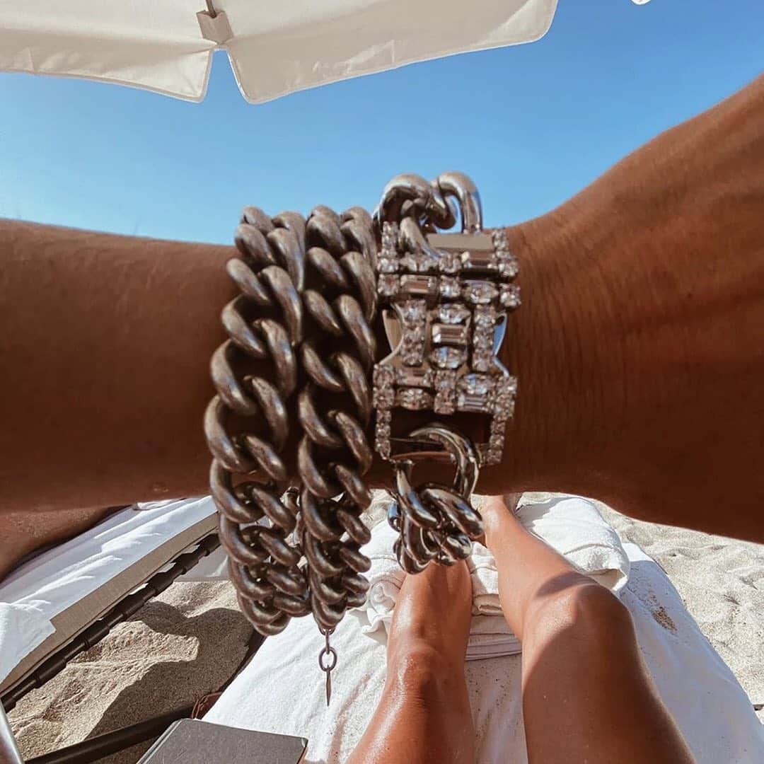 ダニジョーのインスタグラム：「ISLAND TIME ⏱ @danielleasnyder builds her silver stack with the Heather bracelet + wrapping the Juarez necklace as a double bracelet #armparty」