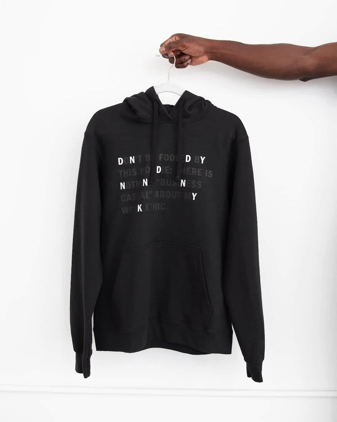 のインスタグラム：「Don’t be fooled by this hoodie: there’s nothing “business casual” about my work ethic. All net proceeds from the sale of every purchase of the #DKNYSTATEOFMIND Hoodie between December 1- 31 will benefit @SaveTheChildren. Visit DKNY.com to help give back this holiday season.」