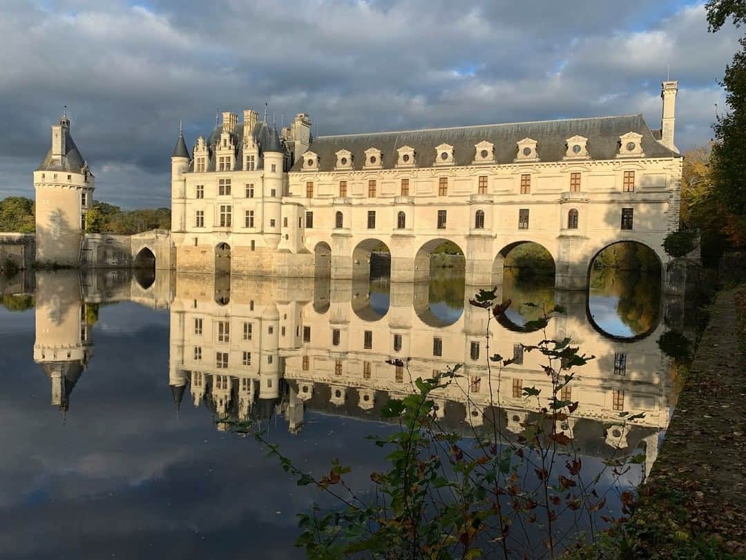 シャネルさんのインスタグラム写真 - (シャネルInstagram)「‘Le Château des Dames’, Château de Chenonceau located in the Loire Valley in France provides the backdrop to the CHANEL 2020/21 Métiers d’art show. Unveiled on December 3rd at 7pm Paris time.  Juergen Teller’s photographs reflect a liberated and contemporary take on the setting.  See more at chanel.com  #CHANELMetiersdart #CHANEL #JuergenTeller」12月3日 2時00分 - chanelofficial
