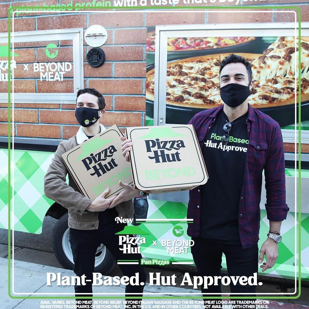 Pizza Hutさんのインスタグラム写真 - (Pizza HutInstagram)「Just another day passing out slices of NEW Beyond Italian Sausage Pizza. No biggie 😉. Order yours today before they're gone! #PizzaHutAmbassador」12月3日 2時00分 - pizzahut