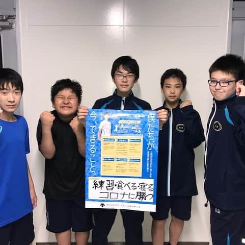 石川祐希のインスタグラム：「今日ご紹介するのは、北海道札幌市立北辰中学校、男子バレーボール部のみなさんです！ 北海道はもう雪が降ってるかな？きっととても寒いだろうし、今は、感染が広がって不安な毎日を過ごしていると思います。チームで決めた、練習！食事！睡眠！をしっかりやって、コロナに負けない免疫力をつけて、バレーボールを楽しんでね。👍体調が優れないときは、大事をとって練習を休むことも必要だよ。チームメイトへの思いやりの心を大切に。😊  【特設サイトはこちら】 https://www.goodonyou.tokyo/imadekirukoto/  #imadekirukoto  #神戸大学医学部附属病院  #descente  #デサント」