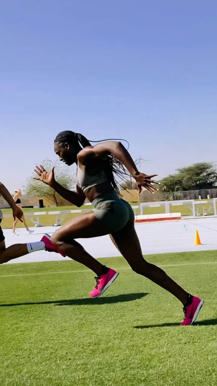 ダリル・ニータのインスタグラム：「Keeping my head down and taking each step at a time... consistency is key!!   Training camp vibes with @adamgemili @tumbleweed_track_club 🌞💪   #running #run #runner #fitness #runningmotivation #trailrunning #runnersofinstagram #instarunners #runners #training #sport #workout #motivation #runhappy #k #marathon #garmin #instarun #fit #instarunner #triathlon #trail #gym #nike #fitnessmotivation #laufen #runningcommunity #runnersworld #corridaderua #bhfyp」