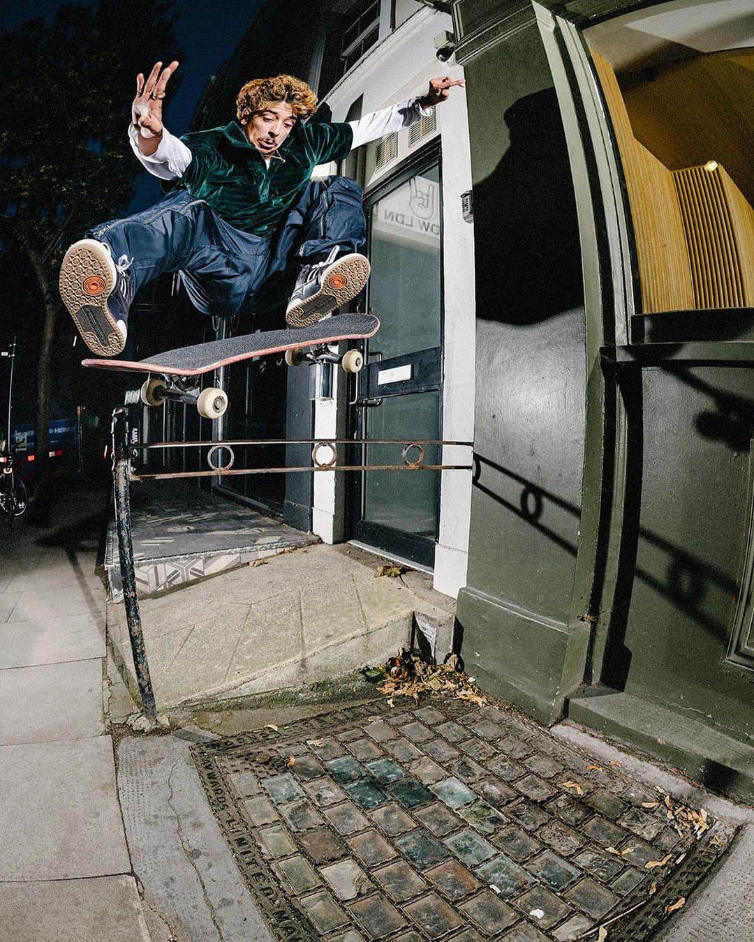 のインスタグラム：「@heitordasilva with an after-hours frontside flip in London for his all-new Forum 84 ADV.  Skateboarding specific ADV upgrades to the iconic Forum silhouette include: • Double layered toe cap for durability • High grade EVA midsole for comfort and protection • ADIPRENE molded sock liner for a glove-like fit • Air-mesh tongue for breathability  The Forum 84 ADV by Heitor Da Silva will be available Dec. 5th in select skate shops.  📸 @samuelashley  #adidasSkateboarding #Forum84」