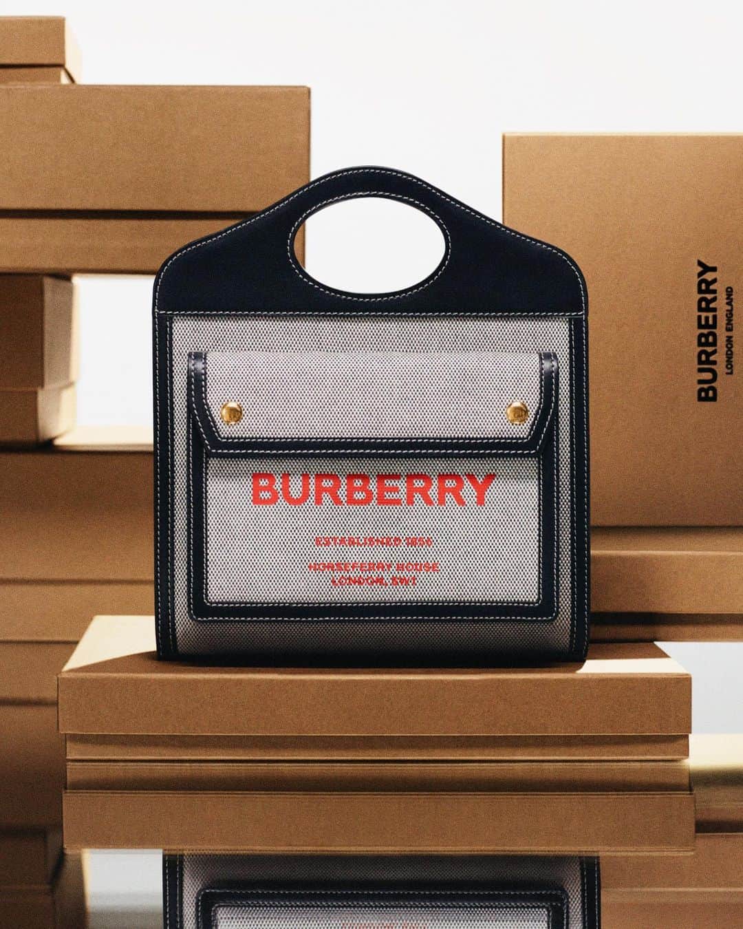 Burberryさんのインスタグラム写真 - (BurberryInstagram)「#ThePocketBag #BurberryFestive」12月3日 2時02分 - burberry
