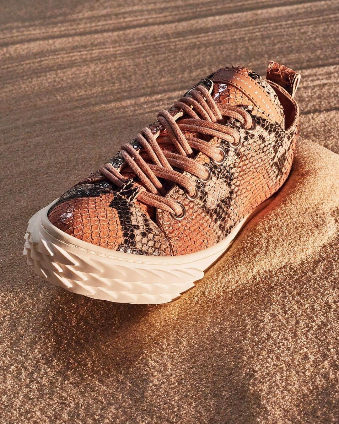 Giuseppe Zanotti Designさんのインスタグラム写真 - (Giuseppe Zanotti DesignInstagram)「The sole of the desert—or your favorite pair of jeans. The BLABBER—crafted in sunset tones and exotic printed leather. #GiuseppeZanotti #GZFW20」12月3日 2時02分 - giuseppezanotti