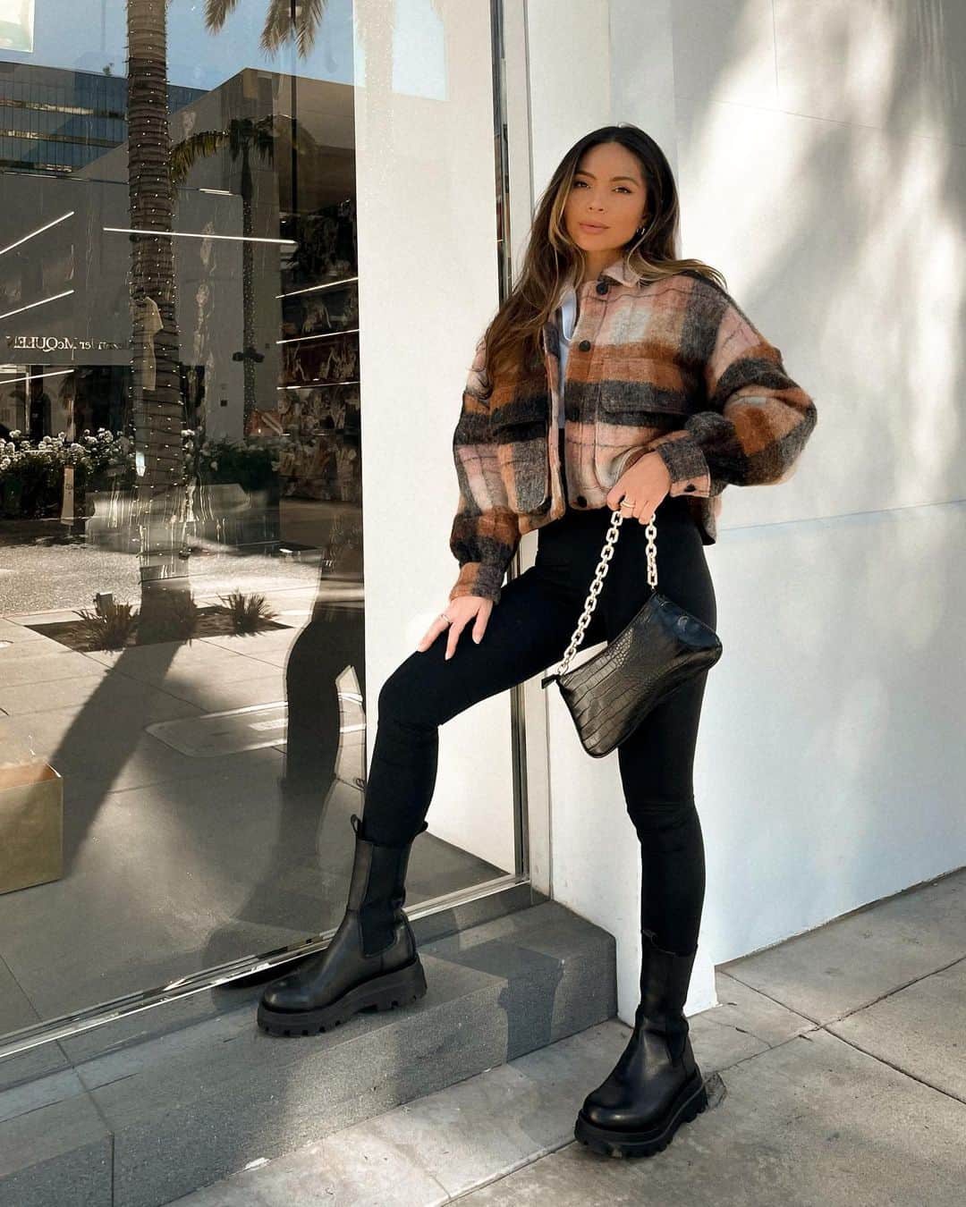 Marianna Hewittのインスタグラム：「Do these boots make me look tall? 🖤  boots from @stevemadden (linked in stories) #SMpartner」