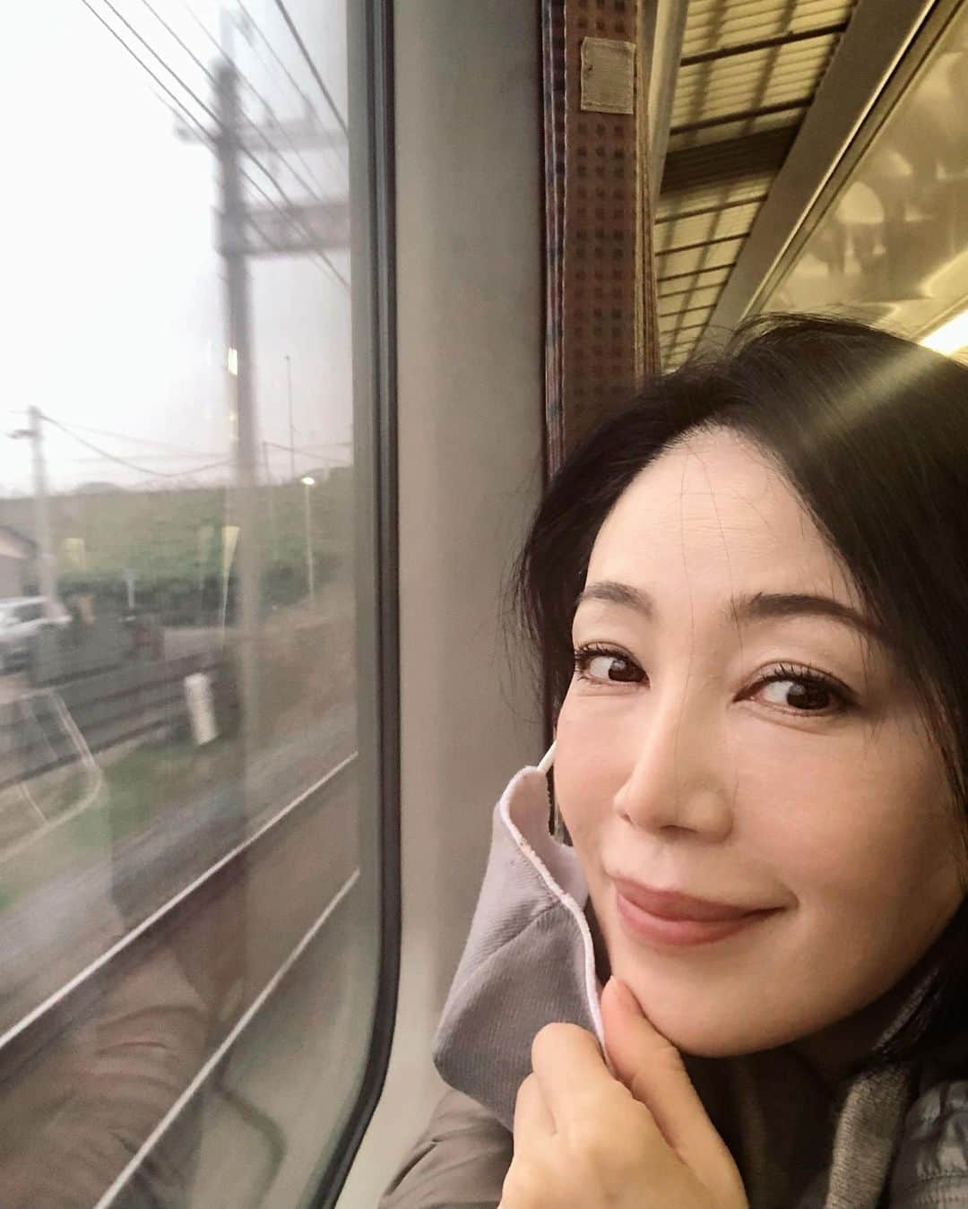 坂村かおるさんのインスタグラム写真 - (坂村かおるInstagram)「・ 今日も特急りょうもう号から「おはようございます☀」 ・ ・ 早起きと寒いのが大の苦手😥 まして、このまま地下鉄などに乗るとラッシュ時間じゃないかと？ネガティブな考え‥ ・ 今日は撮影の仕事なので、締まって行こう！！ ・ 皆さんも、体調を崩さない様に、新型コロナにもお気をつけて仕事頑張ってくださいね！😊 ・ ・ 「いってらっしゃい！」 ・ ・  ﻿ いつも「いいね！」を頂きありがとうございます。﻿ 皆さんのコメントに元気を貰っています😊﻿ ﻿ ﻿ #クィーンオブ美魔女﻿ #team美魔女﻿ #美ST﻿ #坂村かおる﻿ #トータルビューティーアドバイザー﻿ #美しく老いる﻿ #バランス﻿ #美容﻿ #コスメ﻿ #ファッション﻿ #今日のコーデ﻿ #トータルバランス﻿ #お洒落な人と繋がりたい﻿ #コスメ好きな人と繋がりたい﻿ #美意識高い人と繋がりたい﻿ #美魔女﻿ #美魔女が変わる﻿ #アップデートしてる人と繋がりたい﻿ #映像のまちあしかが﻿ #素通り禁止あしかが﻿ #アラフィ﻿ #笑顔﻿ #５０代から綺麗になれる﻿ #美100﻿ #ビーハンドレッド﻿ #特急りょうもう号﻿ #車窓にて﻿ ﻿ ﻿ ﻿ ﻿ ﻿ ﻿ ﻿ ﻿ ﻿ ﻿ ﻿ ﻿ ﻿ ﻿ ﻿ ﻿ ﻿ ﻿ ﻿ ﻿ ﻿ ﻿ ﻿ ﻿ ﻿ ﻿ ﻿ ﻿ ﻿ ﻿ ﻿」12月3日 7時35分 - kaoru.sakamura