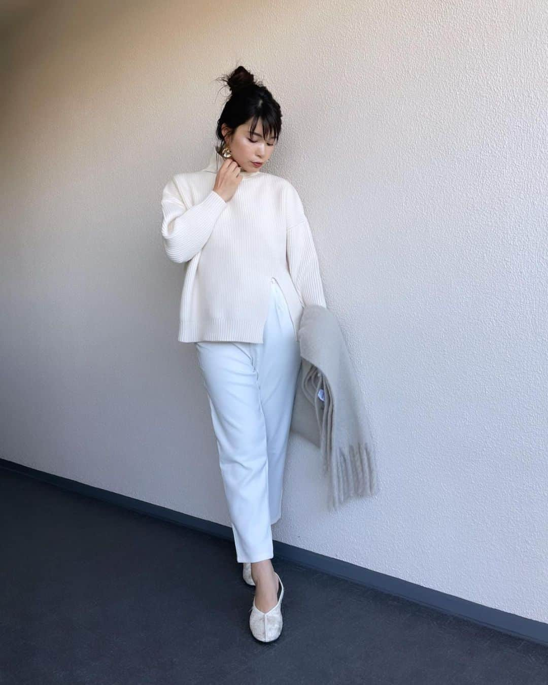 三佐和あやさんのインスタグラム写真 - (三佐和あやInstagram)「#ootd #white  冬らしい 雪コーデ☃️❄︎ 前から愛用してる 着圧タイツのおかげで 体型戻しが順調です♪ 脚もお腹もお尻も ピタっとサポート👀 #code  Knit ... @grl_official  wide pants ... @grl_official  boots ... @neuna_official ﻿ accessories ... @milaowen_official  ... @r_handmade1223  ﻿ ﻿ #秋コーデ #今日のコーデ #きょコ #いつコ #シンプルコーデ #大人カジュアル #ママコーデ #ママファッション #マタママ  #ファッション #お洒落  #fashion #大人コーデ  #アラサー #アラフォーコーデ #大人可愛い #ぷんにー #妊活 #アラサーファッション #30代コーデ #3児ママ#grl #グレイル」12月3日 7時37分 - misawa_aya