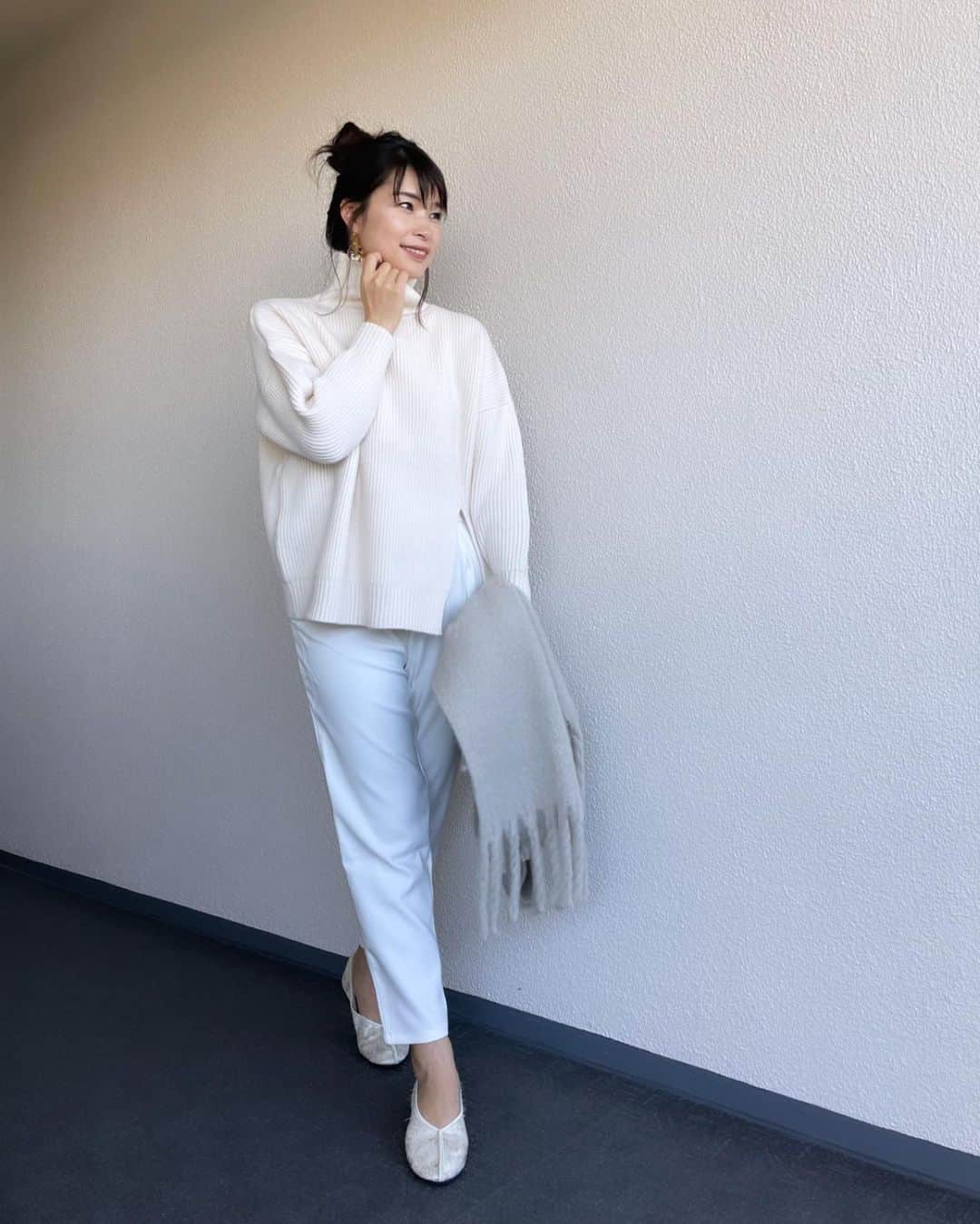 三佐和あやのインスタグラム：「#ootd #white  冬らしい 雪コーデ☃️❄︎ 前から愛用してる 着圧タイツのおかげで 体型戻しが順調です♪ 脚もお腹もお尻も ピタっとサポート👀 #code  Knit ... @grl_official  wide pants ... @grl_official  boots ... @neuna_official ﻿ accessories ... @milaowen_official  ... @r_handmade1223  ﻿ ﻿ #秋コーデ #今日のコーデ #きょコ #いつコ #シンプルコーデ #大人カジュアル #ママコーデ #ママファッション #マタママ  #ファッション #お洒落  #fashion #大人コーデ  #アラサー #アラフォーコーデ #大人可愛い #ぷんにー #妊活 #アラサーファッション #30代コーデ #3児ママ#grl #グレイル」