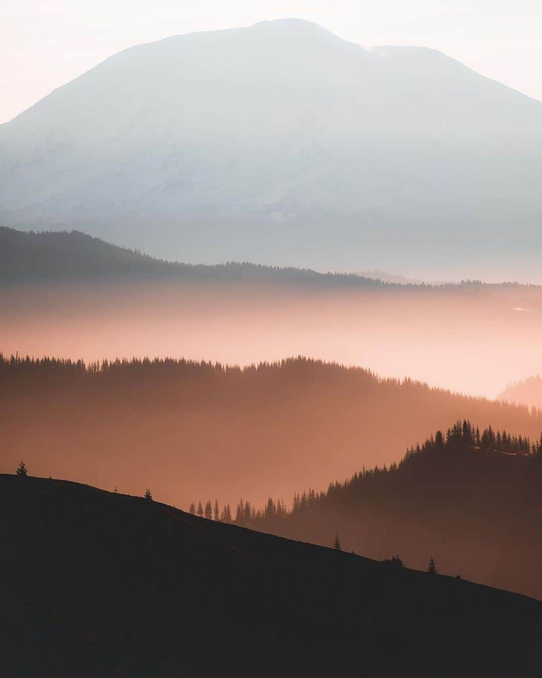 Canon Photographyさんのインスタグラム写真 - (Canon PhotographyInstagram)「Layers in Washington State Photography // @zackkcore Curated by @steffeneisenacher  #layers #sunrisephotography #minimalism #washingtonstate #rollinghills」12月3日 7時37分 - cpcollectives