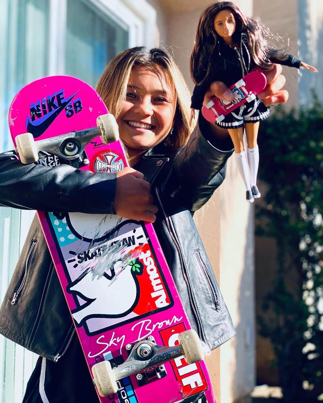 バービーのインスタグラム：「There are so many ways to follow your dreams – just ask skater, surfer, and sports champion, @SkyBrown! 🛹 Today, Barbie is proud to honor Sky as the youngest ever #Barbie Role Model, and the youngest person set to compete on the world’s largest sporting stage since 1936. At 12 years old, she inspires girls and boys to break boundaries, chase their passions, and go for the gold at any age. 🏅#YouCanBeAnything」