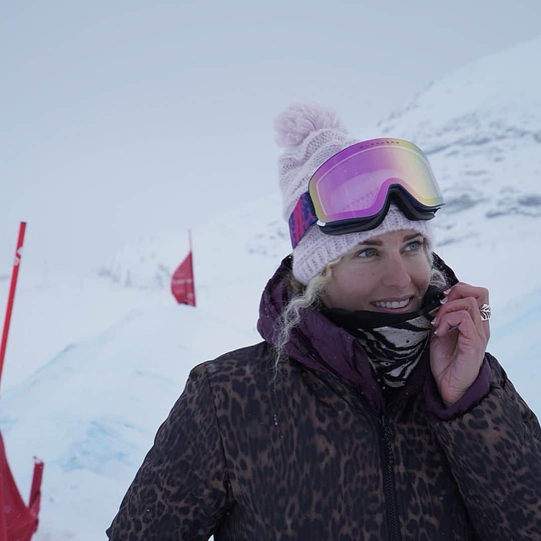 リンゼイ・ジャコベリスのインスタグラム：「Another great day in #Switzerland - Back on snow and feelin’ fresh ❄️ 📸 @sennaleith」