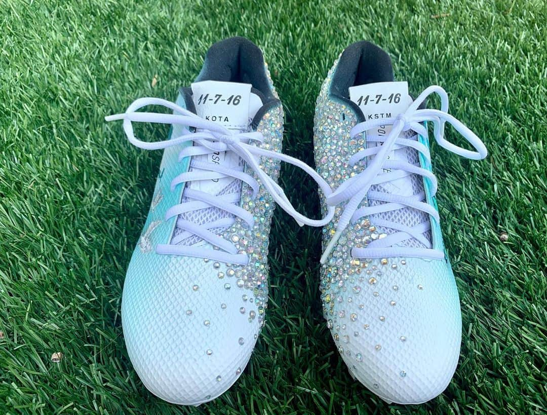 エリン・アンドリューズさんのインスタグラム写真 - (エリン・アンドリューズInstagram)「For #MyCauseMyCleats, I’m supporting #cervicalcancerawareness! In 2016, my life was forever changed when I heard I had been diagnosed with the “C” word.   When I decided to go public with my experience, I had zero clue how many people had dealt with this.  Nearly 13,000 women in the U.S. are diagnosed with cervical cancer each year.   Cervical cancer is preventable and treatable. BUT YOU NEED TO GET CHECKED!! Make time for yourself and schedule an appointment for screening!!   Thank you @kotakustoms for designing these special bedazzled cleats. I couldn’t love them more!   “You have to fight through some bad days to earn the best days of your life.” #cancersucks #cervicalcancer #fightlikeagirl @americancancersociety」12月3日 2時11分 - erinandrews