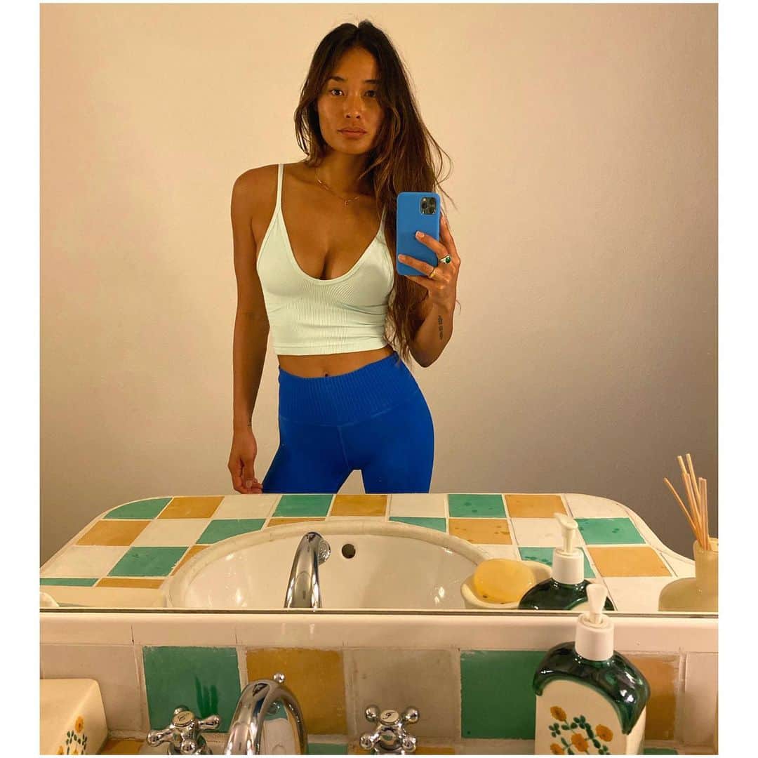 ジェラ・マリアーノのインスタグラム：「It took a few years of living in LA, but I think I’ve finally arrived into the athleisure crew, who does early yoga class every morning while on vacation.. and proves it with a mirror selfie. Oh and I also tagged where my outfits from (even though I didn’t get paid for it- still working on that part!)...」