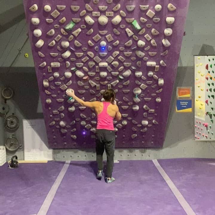 アレックス・パッチシオのインスタグラム：「With my shoulders still on the mend, I’m still figuring out what boulders I can try harder on and which ones I can’t try at all.  It’s really interesting and weird since it seems to be down to certain moves when my shoulders come out of engagement and then requires me to re-engage them.  They seem to be a lot better if I can do moves where I can focus on keeping my shoulder blades pulled back and activated.  . Also, learning to listen to my body better and where that line of overdoing it is and trying to stay under it so I can keep climbing while healing my shoulders. ☺️💪🏻 . Some days I wake up feeling a step a backwards and then I know to take it easier the next day and then I’ll feel a couple steps forwards again. It’s all a balancing act, just like most of life 😄 . Take care of your body, it’s the only one you have!!! 💪🏻💕 . @scarpana @organicclimbing @evn_cbd @frictionlabs」