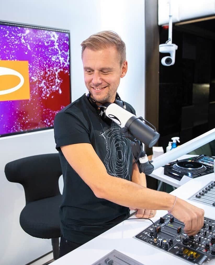 Armin Van Buurenのインスタグラム：「Added some brand new embroidery merch to my shop! 😄 Check it out via the #linkinbio -> Track video: Armin van Buuren feat. Jake Reese - Need You Now (@aviraaudio remix)」