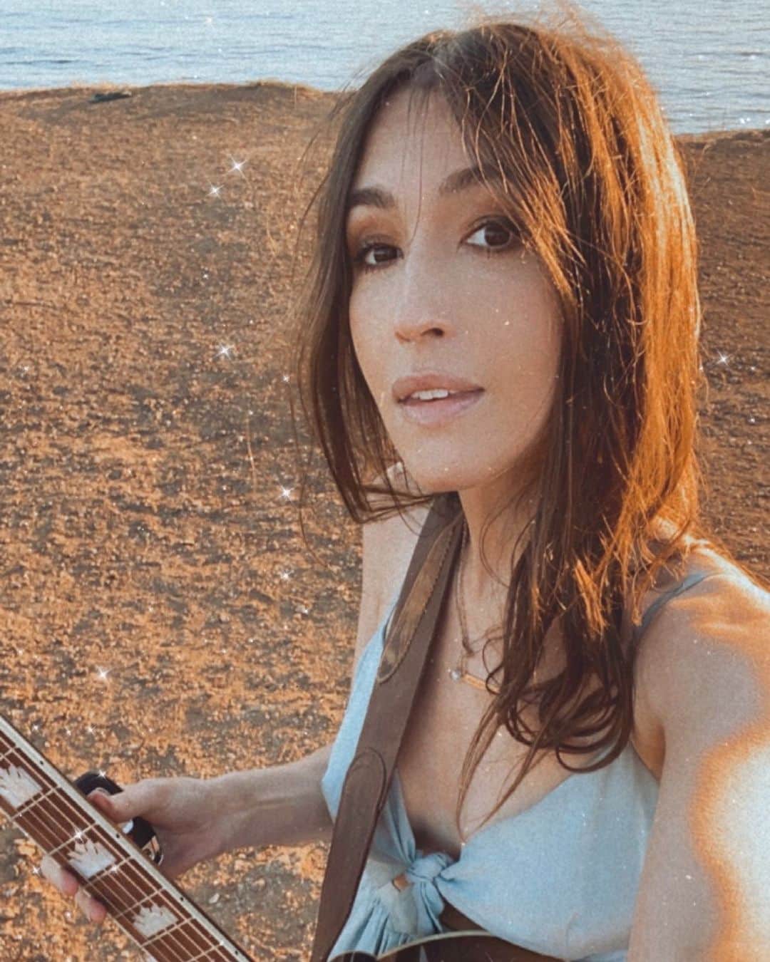 ケイト・ボイージェルのインスタグラム：「We got a perfect sunset for this week’s socially distant music video shoot 🌅 🌊 Can’t wait for you all to see the video for “This Is Home!” Thanks @depand & @evan_trapper for getting so many beautiful shots 🎬 Excited to share more soon! 🎵🎶」