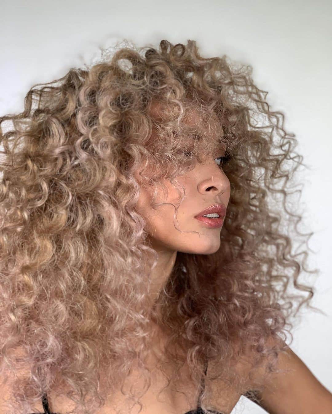 Sam Villaさんのインスタグラム写真 - (Sam VillaInstagram)「Extra #volume - exceptional #curl. ➰⠀ ⠀ Do you #diffuse? The #SamVilla DEEP BOWL DIFFUSER is the #key to unlocking shiny, frizz-free blowouts in curly hair. Our finger diffuser features a deep bowl design for maximum airflow and dispersed heat.⠀ ⠀ ✖️ SHOP THIS ITEM AND MORE ON SAMVILLA.COM✖️⠀ ⠀ #hair by @ilritoupdateyourhairstyle .」12月3日 2時34分 - samvillahair