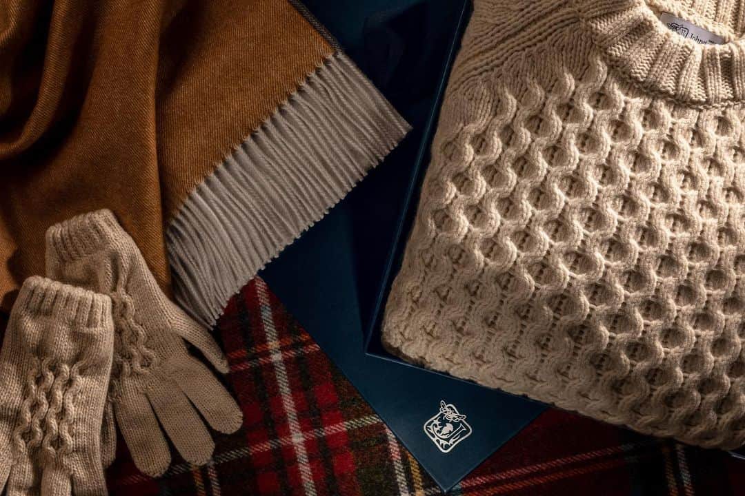 Johnstonsさんのインスタグラム写真 - (JohnstonsInstagram)「Our timeless, luxurious pieces, made with the finest Cashmere fibres, are the perfect way to show those closest to you how much you care. Choose a cashmere scarf and glove set to keep them warm, a cashmere lounge set for relaxing at home or a cosy baby set for the little one.」12月3日 2時27分 - johnstonsofelgin