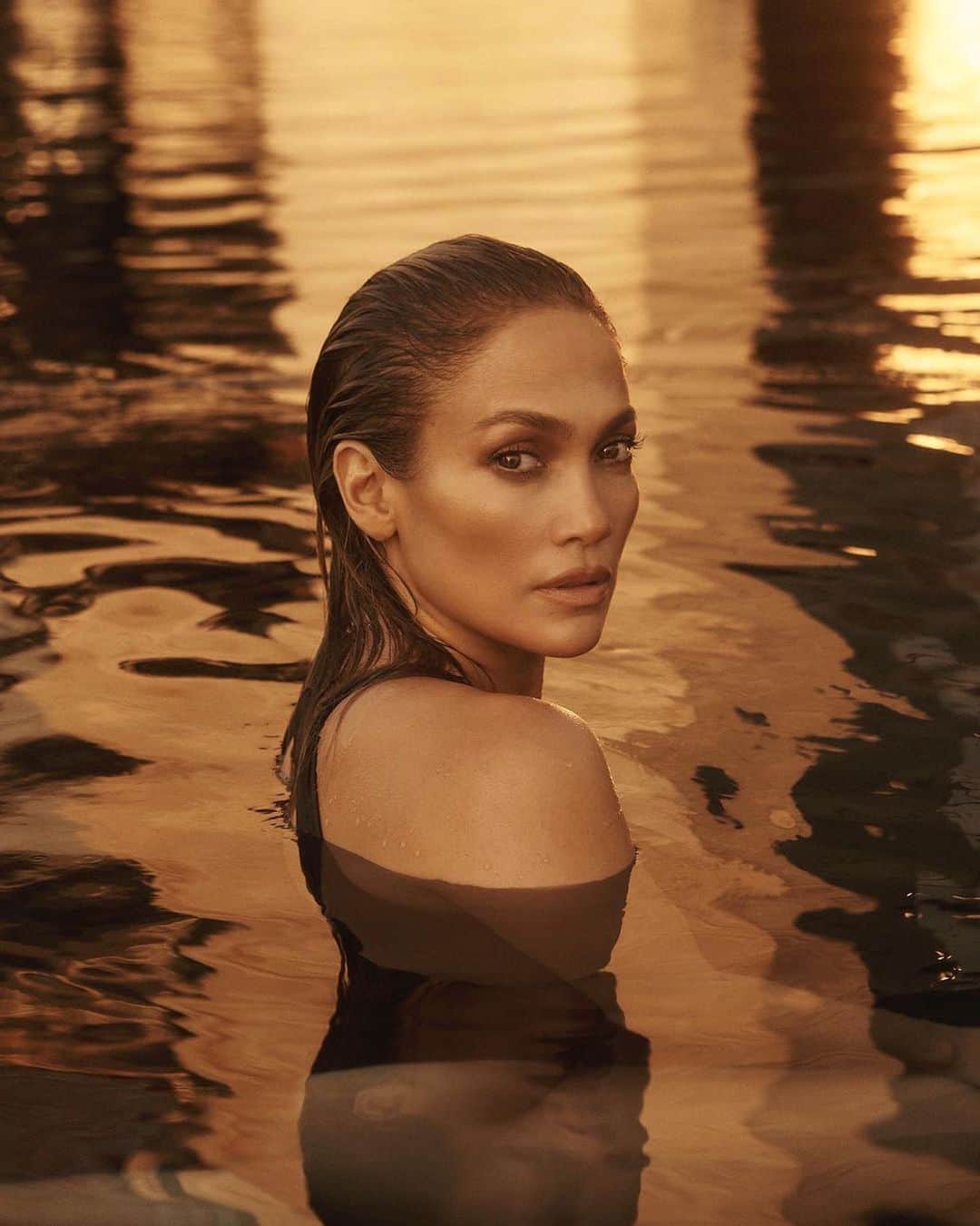 Harper's BAZAARさんのインスタグラム写真 - (Harper's BAZAARInstagram)「Before you roll your eyes at the thought of another celebrity beauty line, picture this: Jennifer Lopez at the 2020 Super Bowl Halftime Show. Enough said. Lopez defines ageless beauty, so a skincare line from the superstar centered around inner and outer glow just makes sense. Soft-launching today with a full release in early January, @JLoBeauty is a collection of eight glow-enhancing products including staples like a moisturizer, cleanser, and serum as well as a dietary supplement. With the launch of JLo Beauty, Lopez hopes women embrace their beauty from the inside out at every age. “No one wants to hear, ‘Oh, you look great for 50.’ You want to hear you look great—doesn’t matter what age you are,” Lopez tells BAZAAR. “For us, beauty having no expiration date, being youthful and timeless at every age, and beauty coming from the inside out are really, really the mantras of the brand.” See every product at the link in our bio.」12月3日 2時28分 - harpersbazaarus