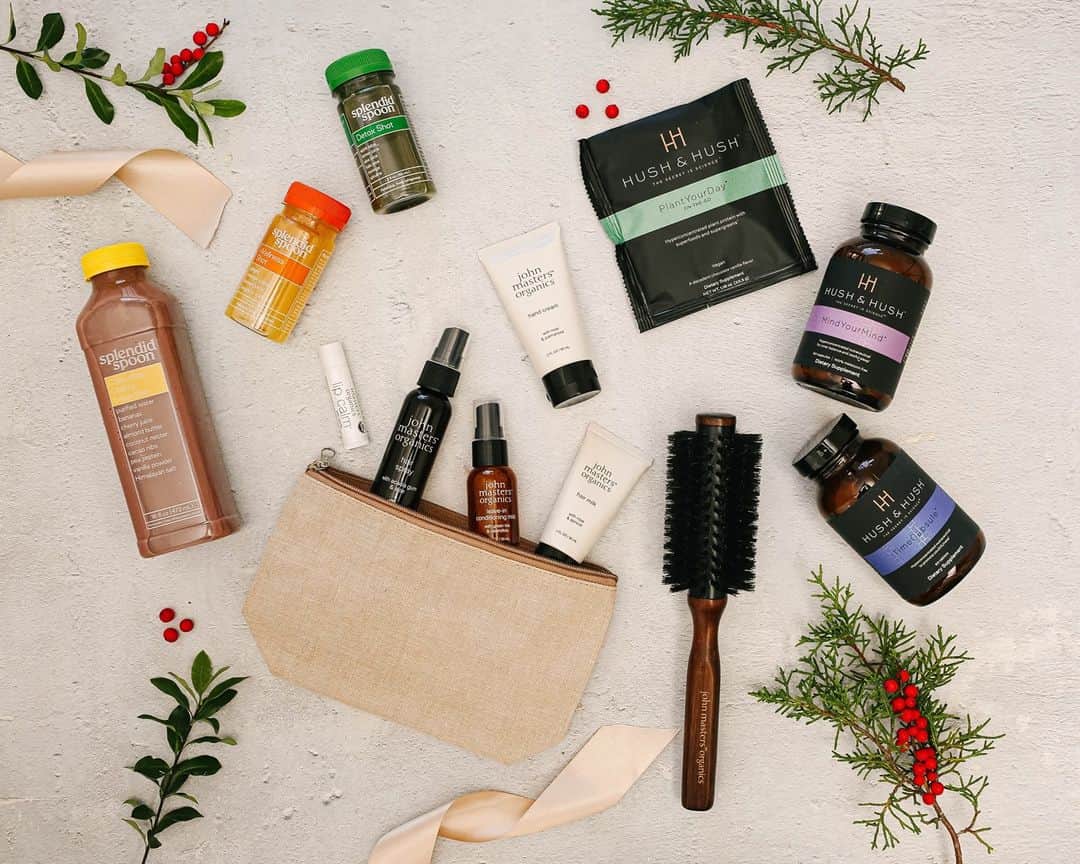 John Masters Organicsのインスタグラム：「GIVEAWAY ALERT! 🌿⁠ Happy Holidays! @johnmastersorganics @hush_and_hush @splendid.spoon are teaming up to bring you a detox from the inside-out. Give yourself the gift of health! 3 lucky winners will receive the following:⁠ ⁠ @johnmastersorganics - Mini Haircare Styling Set & Winter Hydration Kit⁠ ⁠ @hush_and_hush - Two Full-size bottles of TimeCapsule and MindYourMind plus a single serving pack of PlantYourDay, a delicious (and good-for-you) vegan protein powder.⁠ ⁠ @splendid.spoon - One delivery of plant-based, ready-to-eat, delicious smoothies, soups & grain bowls, noodles and shots!⁠ ⁠ To enter:⁠ 1. Like this post and tag a friend ⁠ 2. Follow all participating brands @johnmastersorganics @splendid.spoon @hush_and_hush⁠ ⁠ No purchase necessary.⁠ Continental U.S. Only⁠ 18+ Only⁠ Winners will be announced 12/5⁠ ⁠ Good luck!」